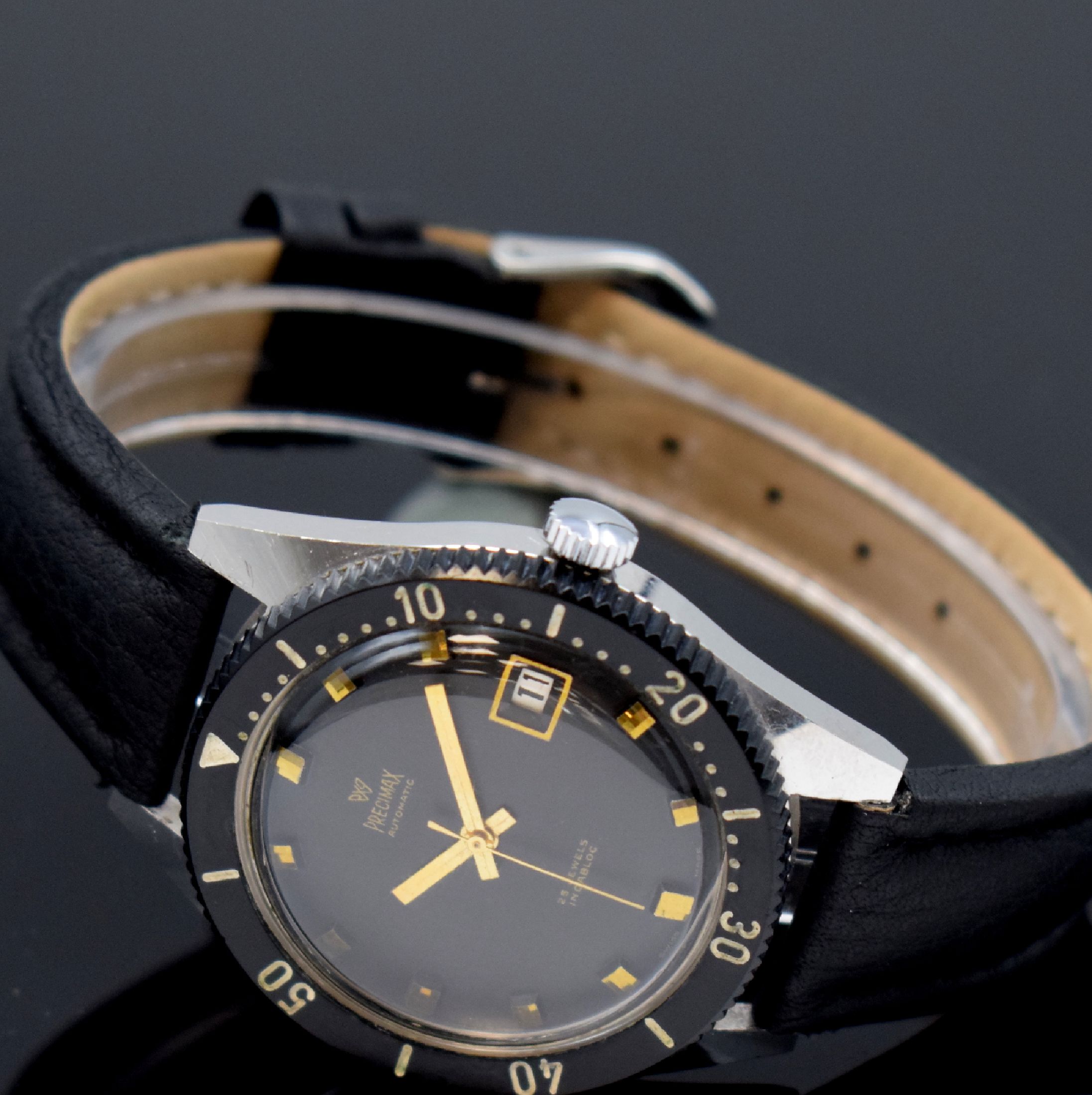 Detail c: PRECIMAX gut erhaltene Herrenarmbanduhr 37,5 mm, Schweiz um 1960, Automatik, 2-teil. verchr. Gehäuse, Boden geschr., schwarze Lünette m. 60er ...