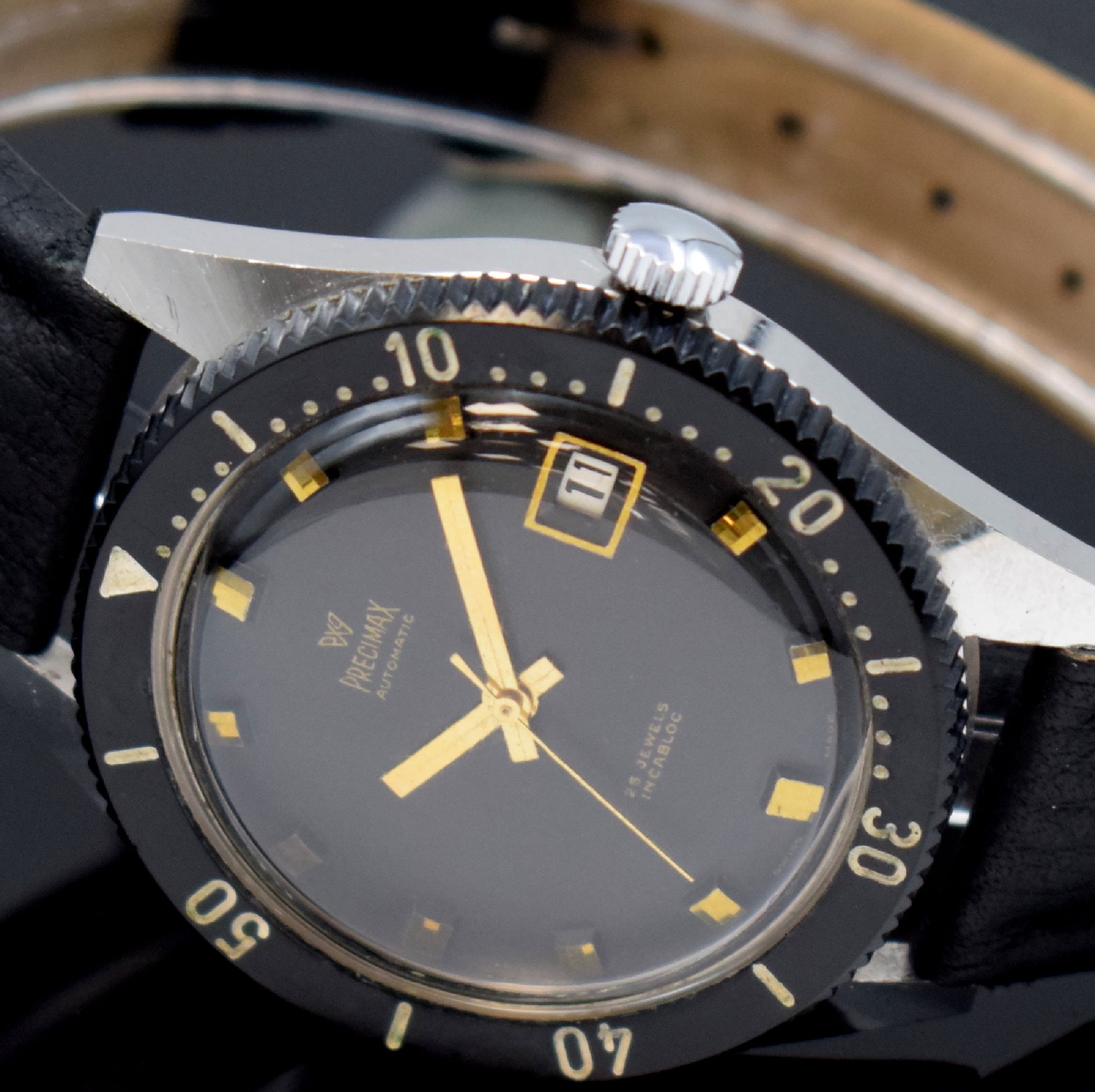 Detail d: PRECIMAX gut erhaltene Herrenarmbanduhr 37,5 mm, Schweiz um 1960, Automatik, 2-teil. verchr. Gehäuse, Boden geschr., schwarze Lünette m. 60er ...