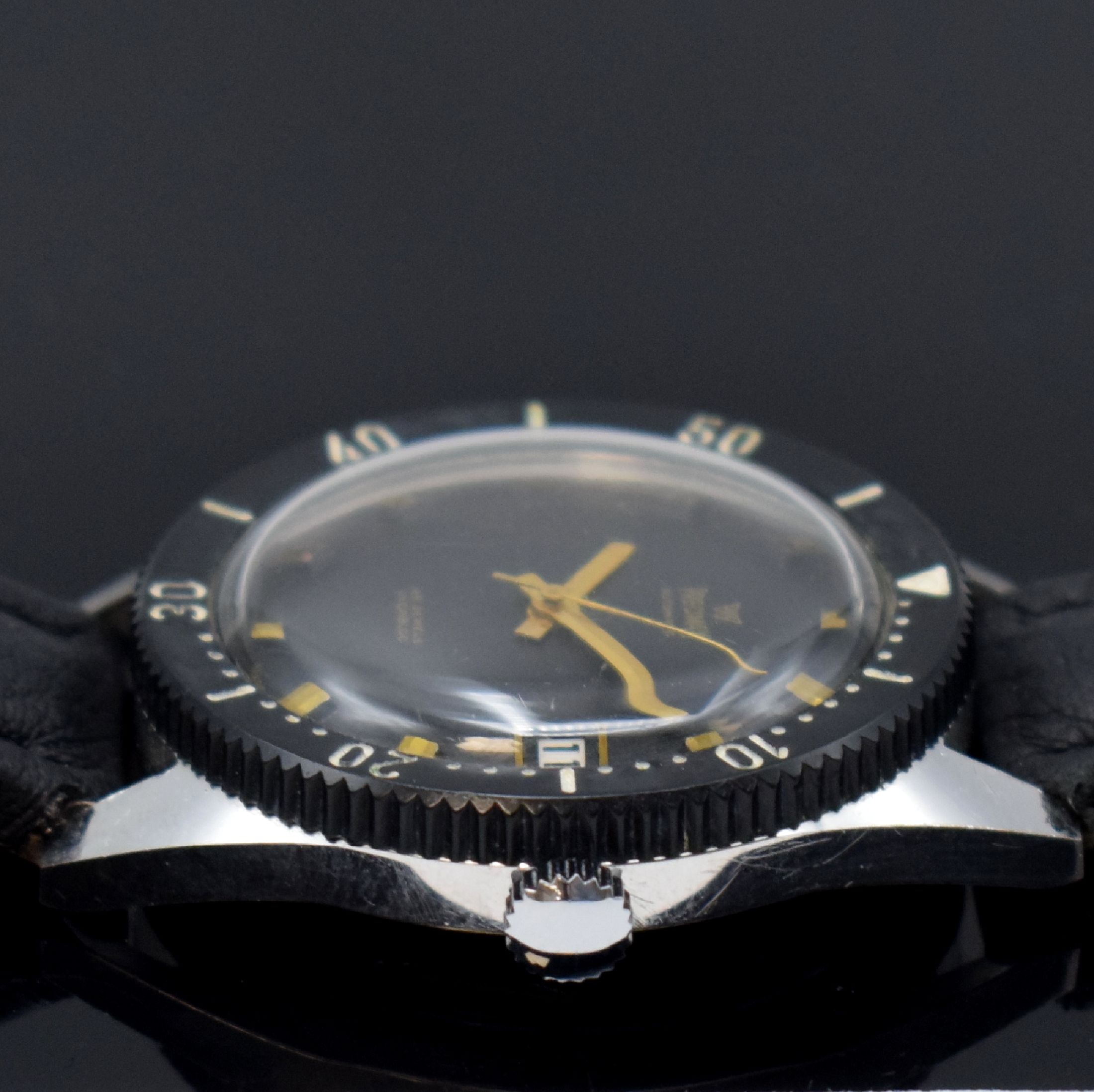 Detail f: PRECIMAX gut erhaltene Herrenarmbanduhr 37,5 mm, Schweiz um 1960, Automatik, 2-teil. verchr. Gehäuse, Boden geschr., schwarze Lünette m. 60er ...