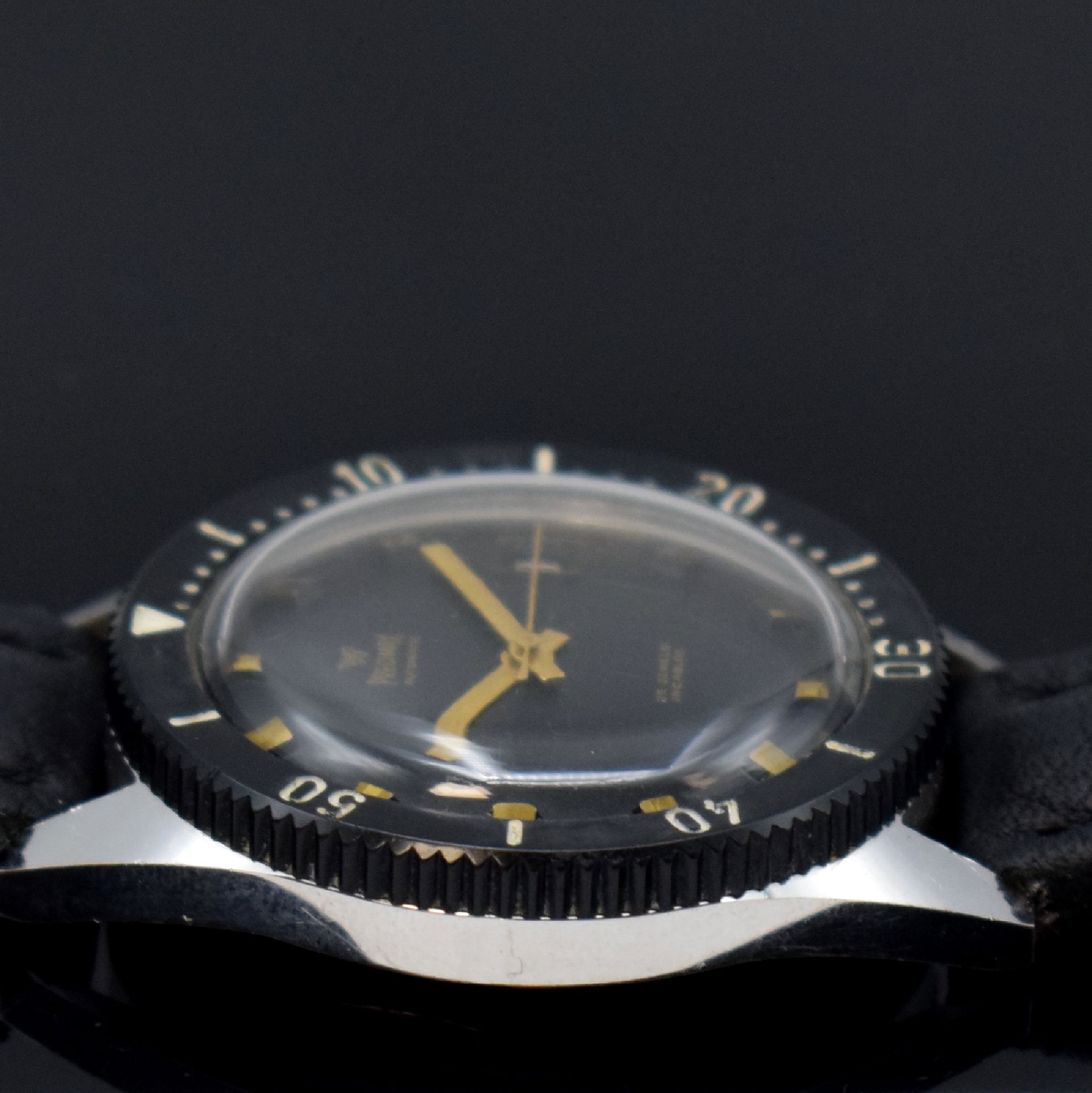 Detail g: PRECIMAX gut erhaltene Herrenarmbanduhr 37,5 mm, Schweiz um 1960, Automatik, 2-teil. verchr. Gehäuse, Boden geschr., schwarze Lünette m. 60er ...