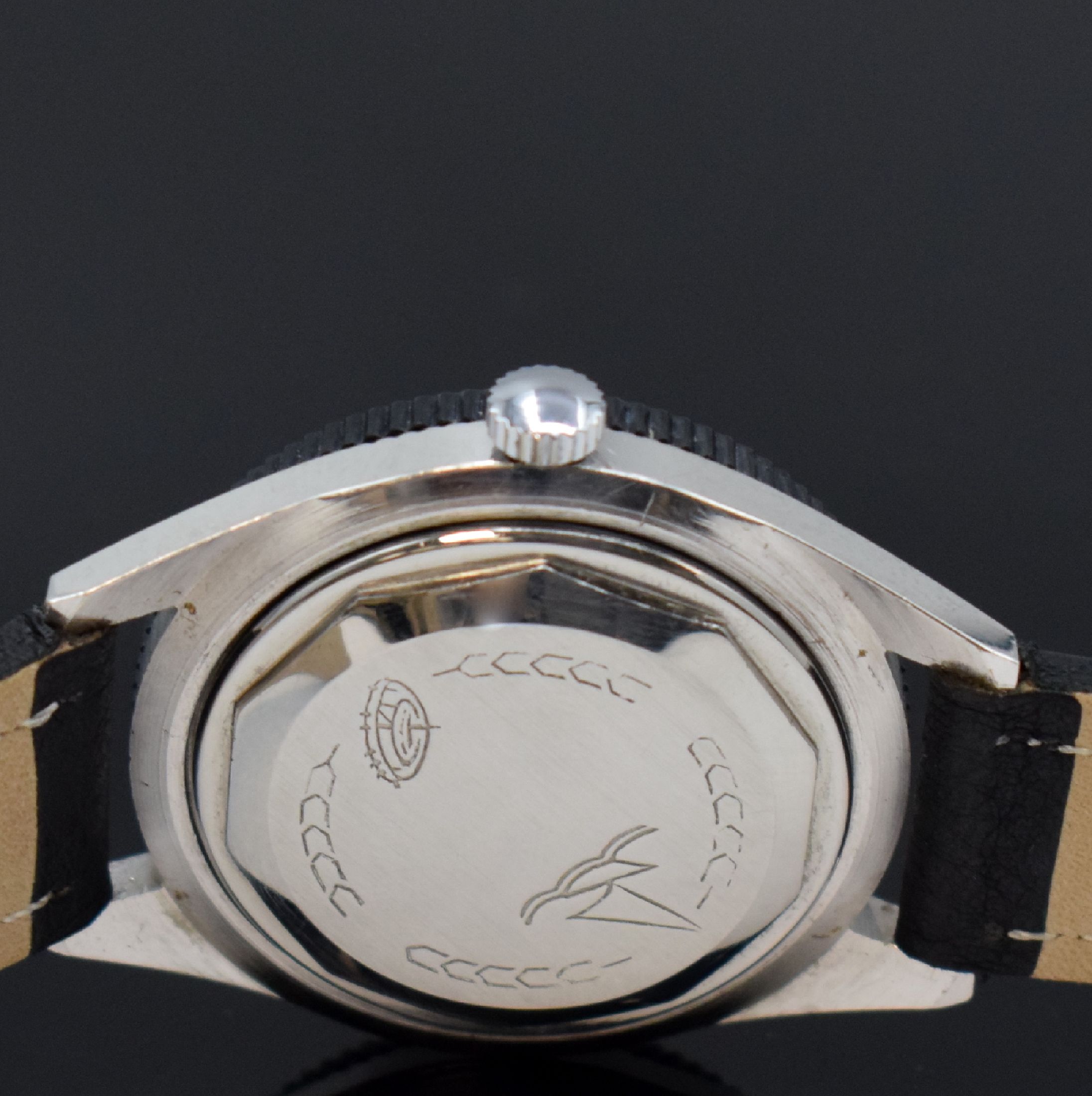 Detail h: PRECIMAX gut erhaltene Herrenarmbanduhr 37,5 mm, Schweiz um 1960, Automatik, 2-teil. verchr. Gehäuse, Boden geschr., schwarze Lünette m. 60er ...