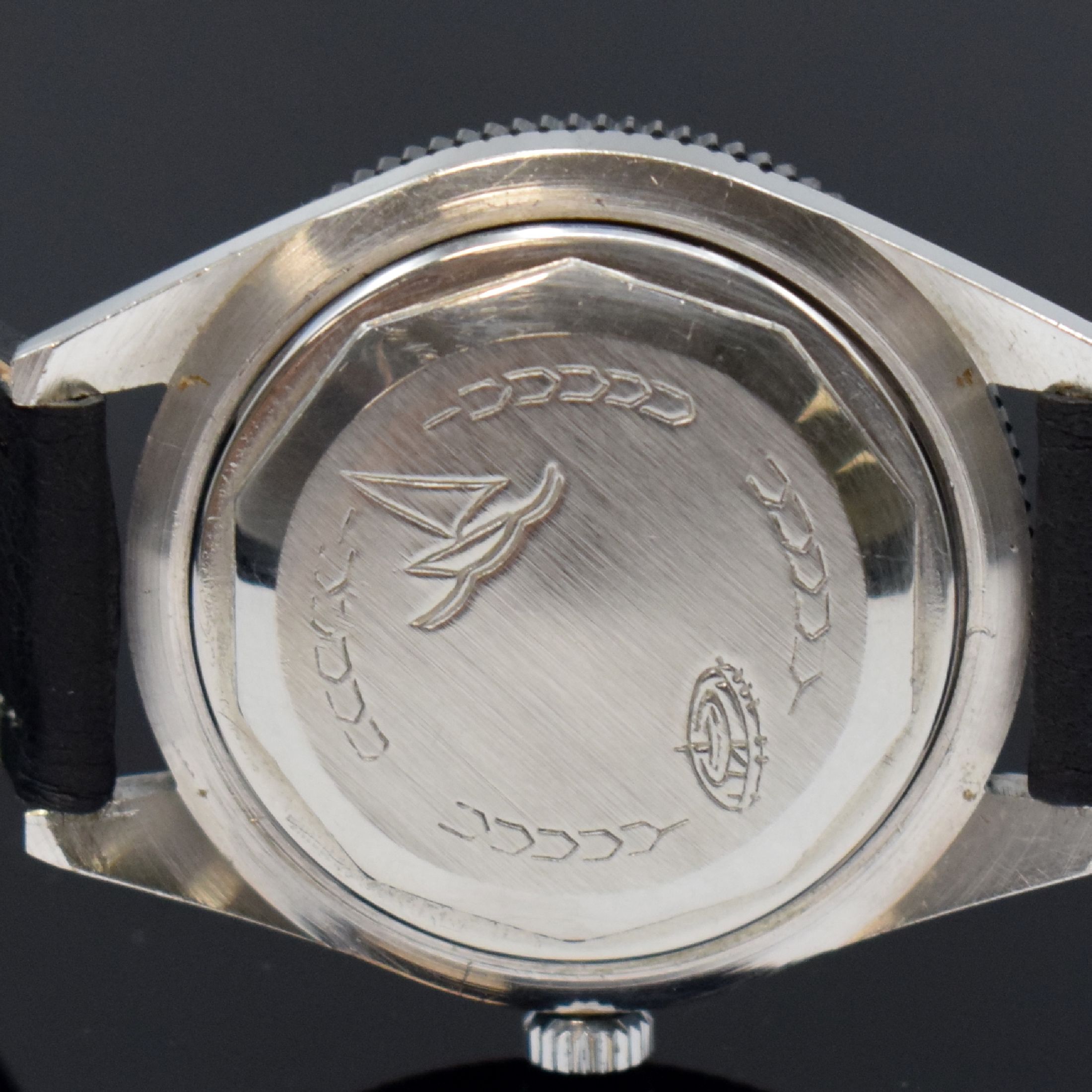 Detail i: PRECIMAX gut erhaltene Herrenarmbanduhr 37,5 mm, Schweiz um 1960, Automatik, 2-teil. verchr. Gehäuse, Boden geschr., schwarze Lünette m. 60er ...