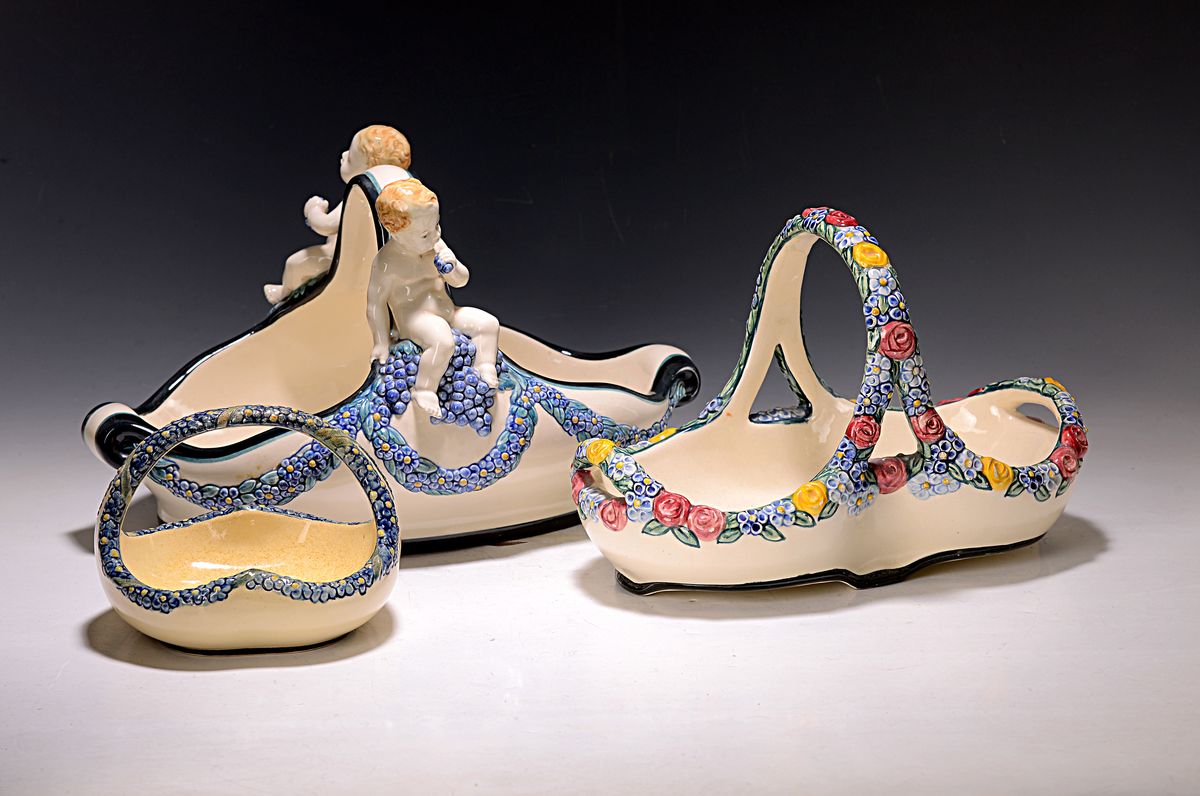 Drei Schalen, Karlsruher Majolika, 1. große Schale mit zwei Putten, Entwurf wohl Wilhelm Süs, Modellnr. 1164, polychrome Unterglasurbemalung, innen ...