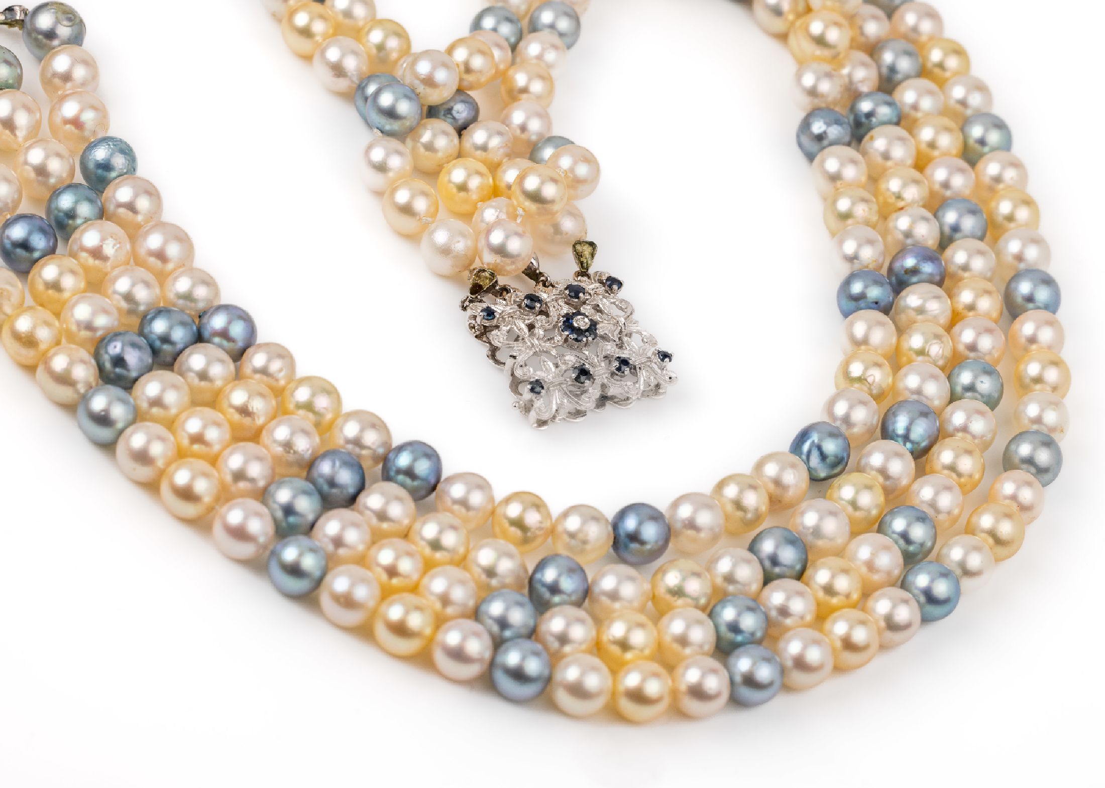 Zuchtperl-Collier mit 18 kt Gold Saphir -Diamant-Schmuckschließe, WG 750/000, 4- rhg. Akoyazuchtperlen in versch. Farben, D. ca. 7.5-8 mm, L. ca. ...