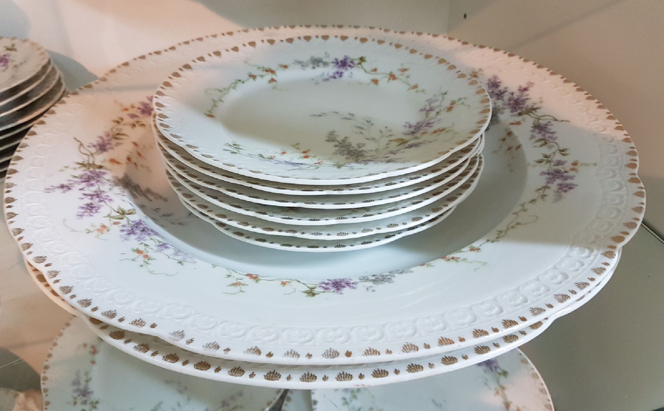 Detail d: Umfangreiches Service, Rosenthal, Jugendstil, 20er Jahre, fast komplett für 18 Personen, Modell Carmen, 18 Menueteller, 18 Suppenteller, 17 ...