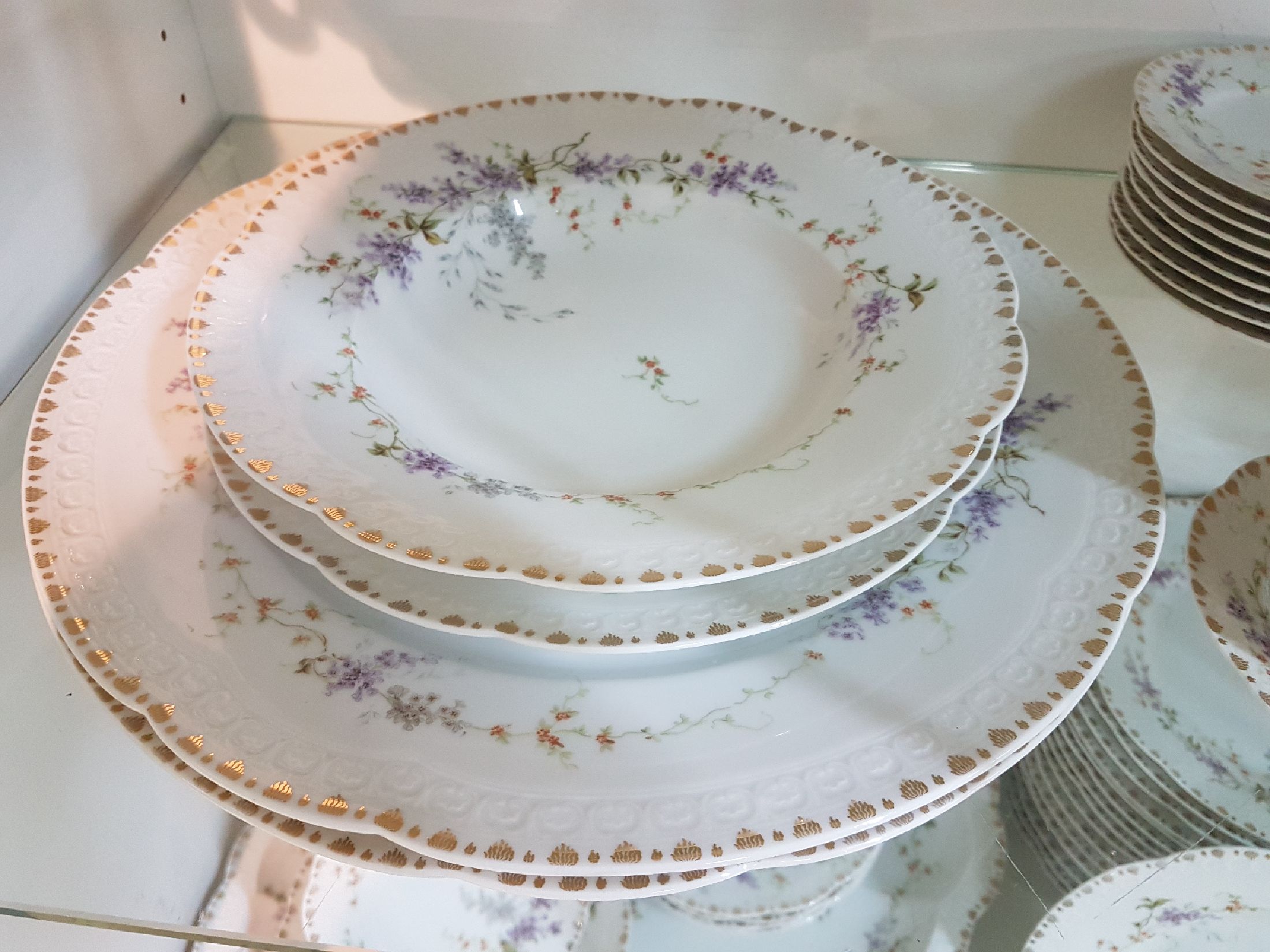 Detail f: Umfangreiches Service, Rosenthal, Jugendstil, 20er Jahre, fast komplett für 18 Personen, Modell Carmen, 18 Menueteller, 18 Suppenteller, 17 ...