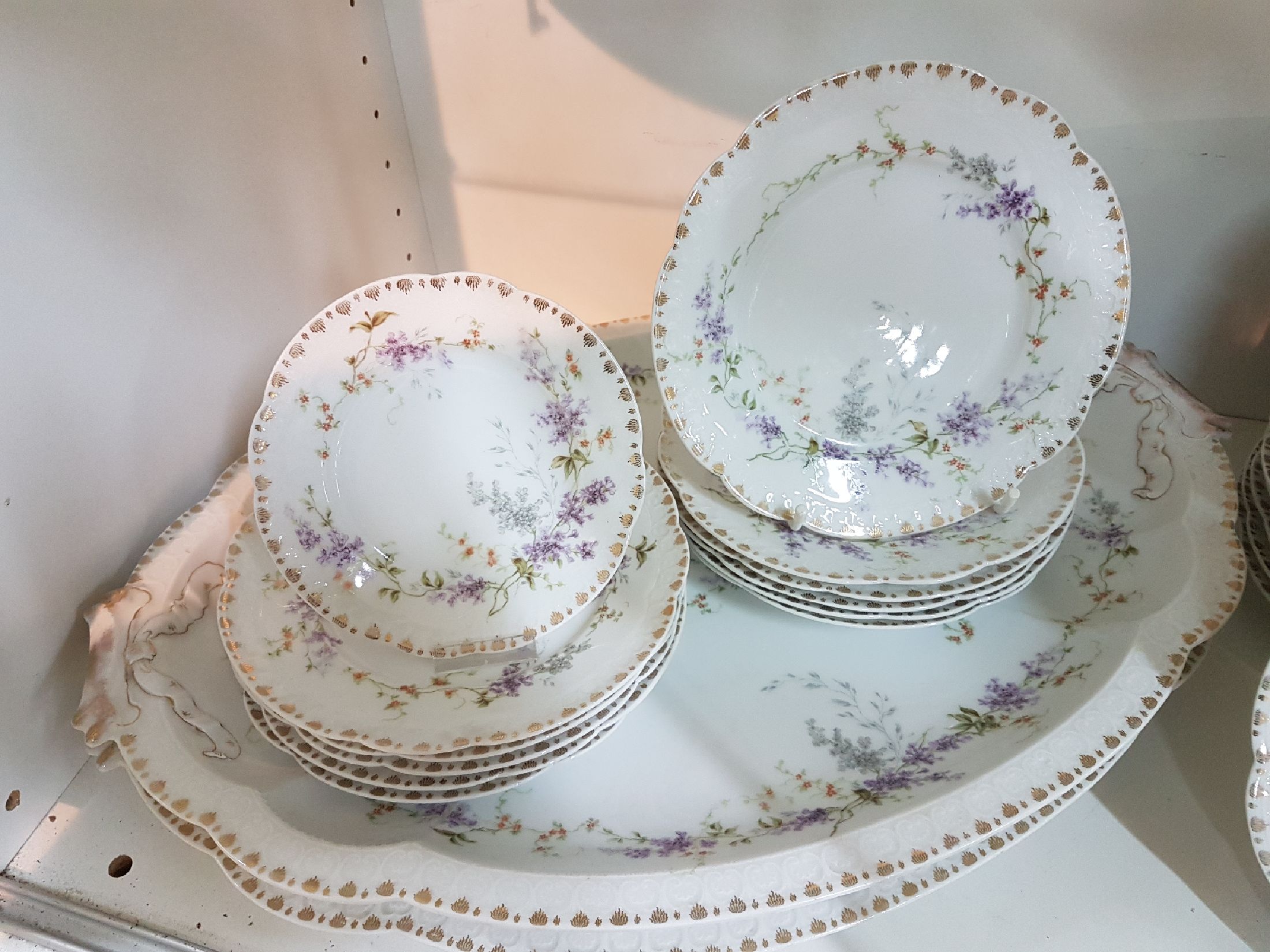 Detail h: Umfangreiches Service, Rosenthal, Jugendstil, 20er Jahre, fast komplett für 18 Personen, Modell Carmen, 18 Menueteller, 18 Suppenteller, 17 ...