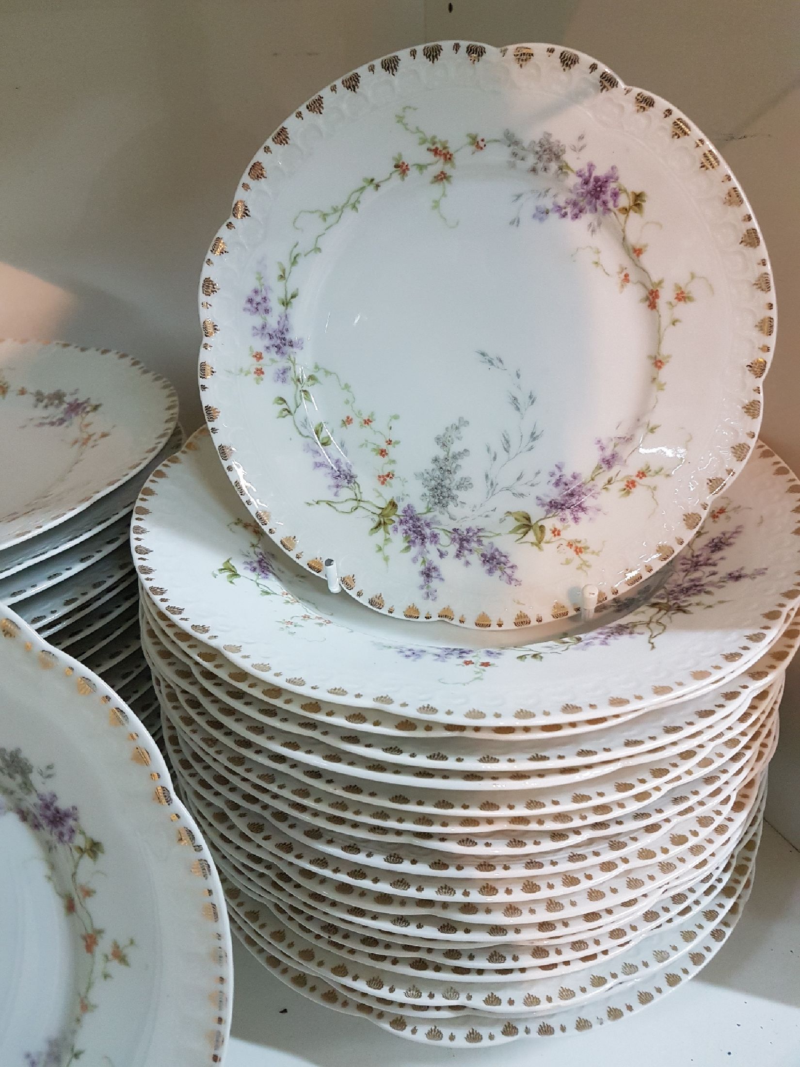Detail j: Umfangreiches Service, Rosenthal, Jugendstil, 20er Jahre, fast komplett für 18 Personen, Modell Carmen, 18 Menueteller, 18 Suppenteller, 17 ...