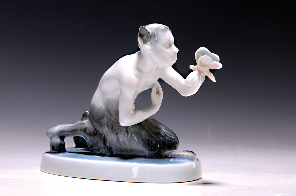 Porzellanfigur, Rosenthal, Entwurf Liebermann, Faun mit Schmetterling, Porzellan, Unterglasurbemalung, zweite Wahl, ca. 12 x 14 cm