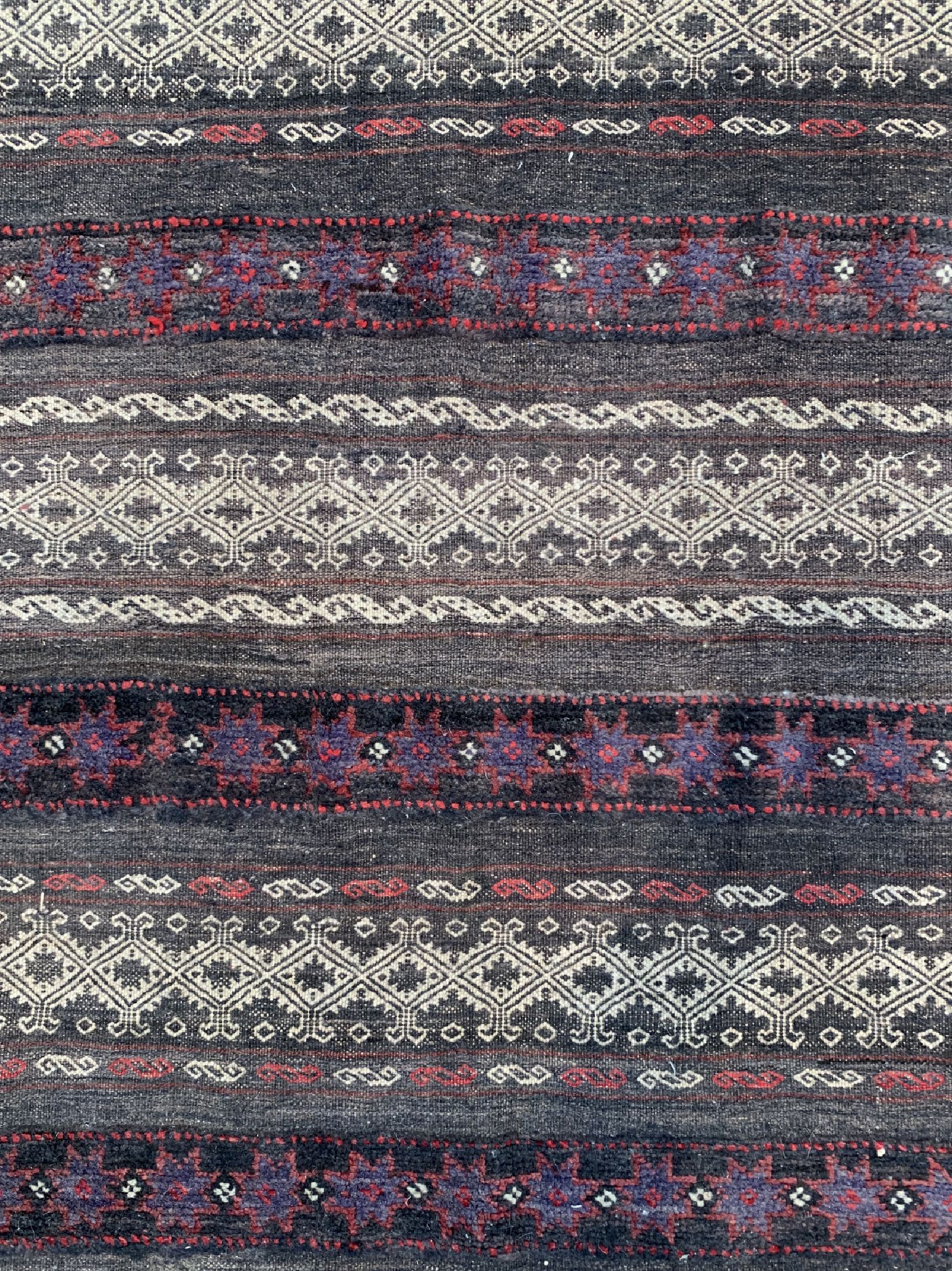 Detail b: Belutsch Sumakh "relief", Afghanistan, um 1940/1940, Wolle auf Wolle, ca. 300 x 140 cm, EHZ: 2