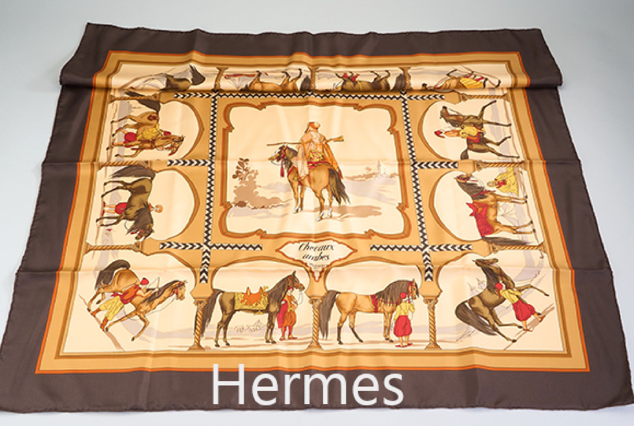 HERMES Carree, "Chevaux arabes", Made in France, 100 % Seide, Grund sandf., dunkelbrauner Rand, Darstellung versch. Reitermit Pferden, 89 ...