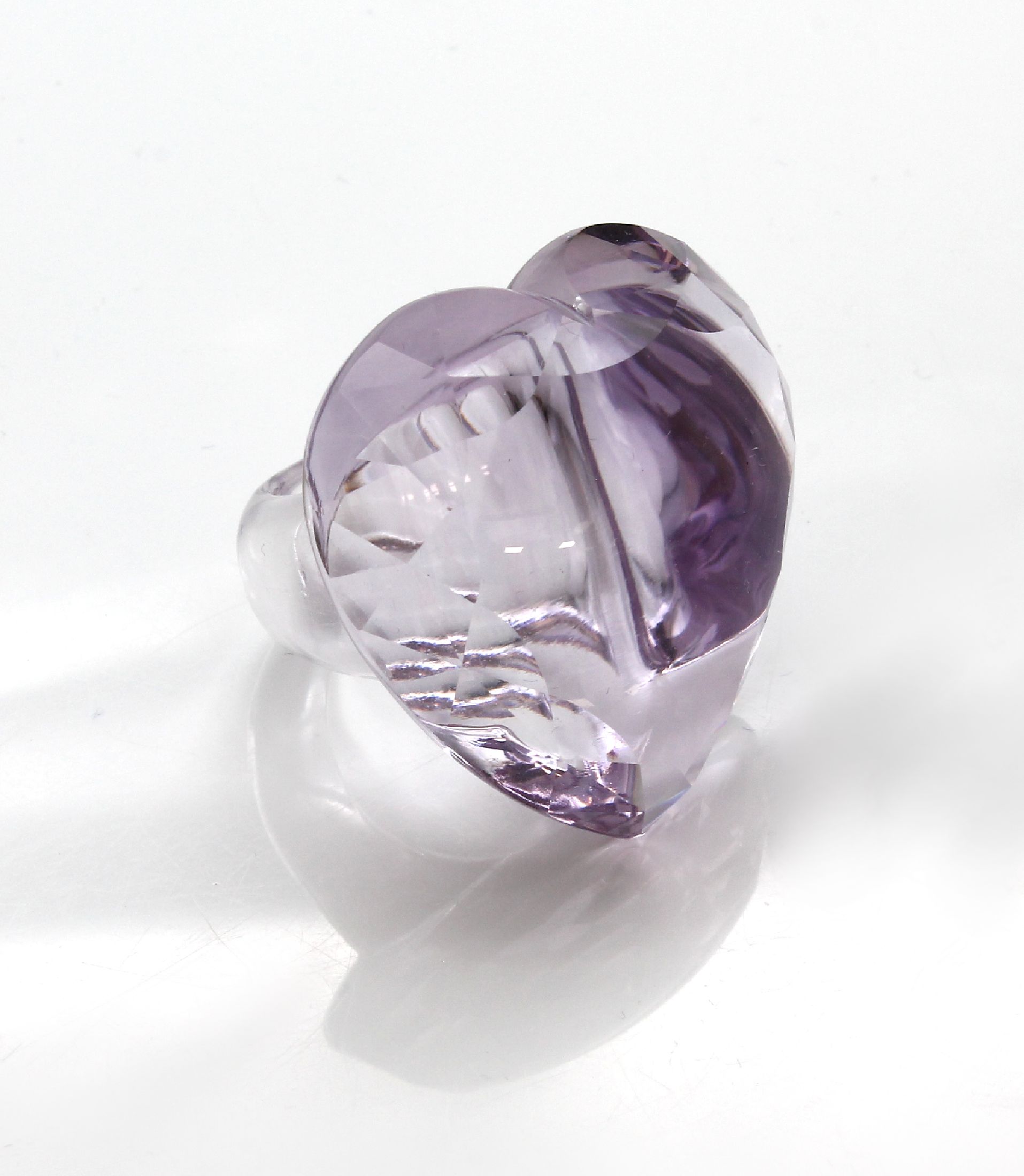 Detail b: Exklusiver Edelsteinring, aus einem Stück Rohstein gefertigt, Amethyst, Herzform, Tafel gemuggelt, feine Farbe und Qualität, ca. 35.6 g, ca. 178 ...