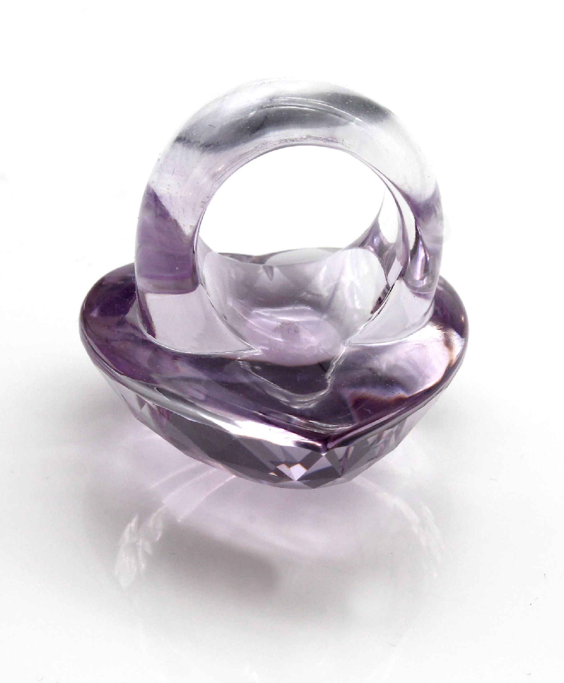 Detail d: Exklusiver Edelsteinring, aus einem Stück Rohstein gefertigt, Amethyst, Herzform, Tafel gemuggelt, feine Farbe und Qualität, ca. 35.6 g, ca. 178 ...