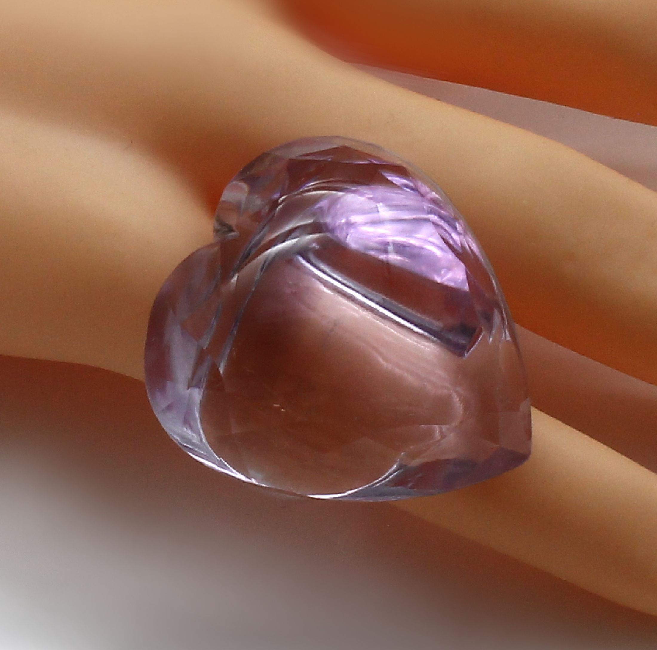 Detail e: Exklusiver Edelsteinring, aus einem Stück Rohstein gefertigt, Amethyst, Herzform, Tafel gemuggelt, feine Farbe und Qualität, ca. 35.6 g, ca. 178 ...