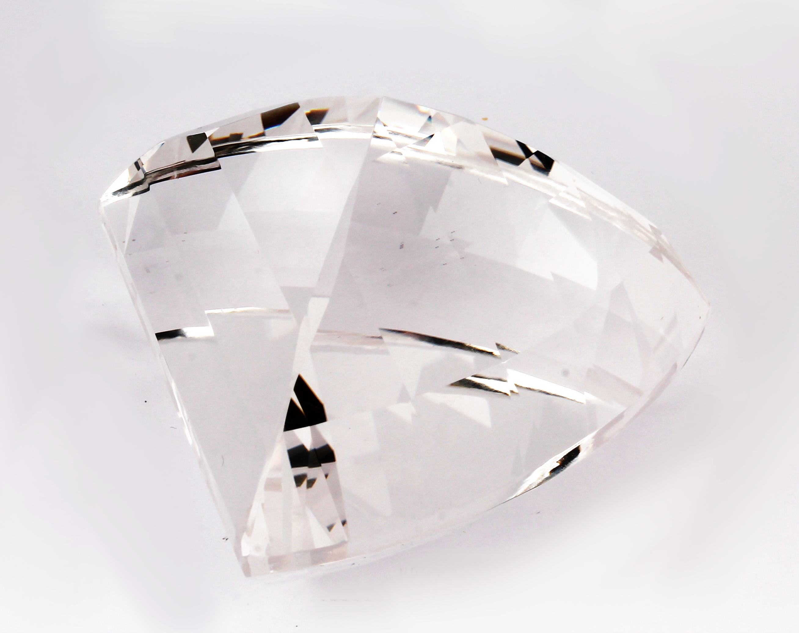 Detail a: Bergkristall, Halbnavette, feinstes Weiß und feinste Qualität, interessanter Schliff, ca. 177.8 g, ca. 889 ct, ca. 70 x 60.7 mm, Sammler- und ...