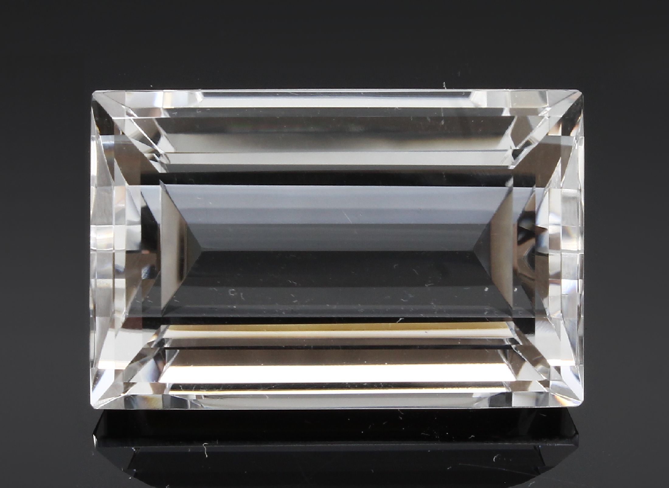 Detail b: Bergkristall, Rechteck, feinste Qualität und Reinheit, schwieriger Schliff, lange Facetten, Schmuckstein, ca. 35.8 g, ca. 179 ct, ca. 42.7 x 27 mm, ...