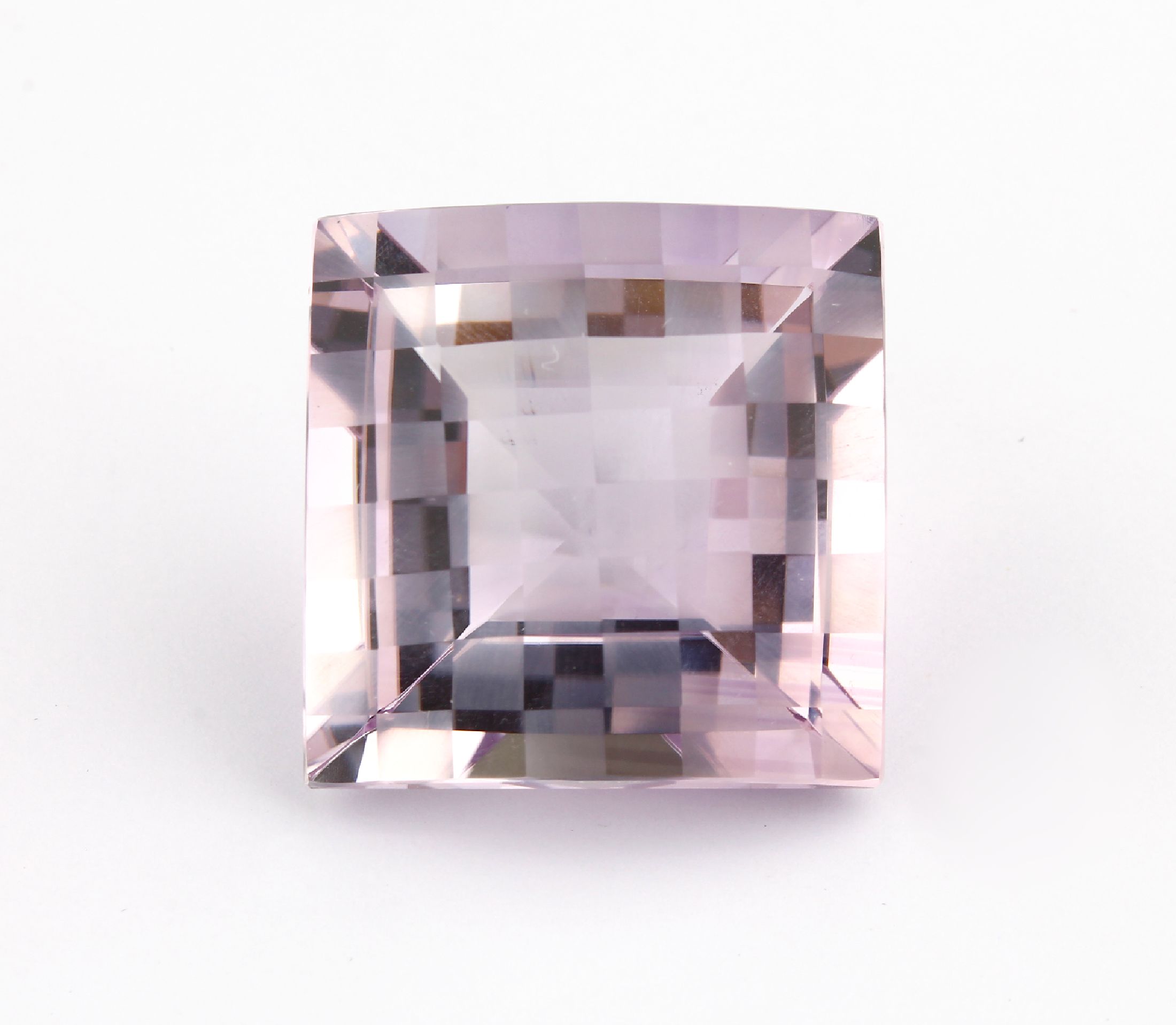 Amethyst, orig. Schachbrett, Vorderseite 64Facetten, 32 matt., 32 pol., feine Fliederfarbe, Schmuckstein, ca. 27.8 g, ca. 139 ct, ca. 30 x 30 mm, ...