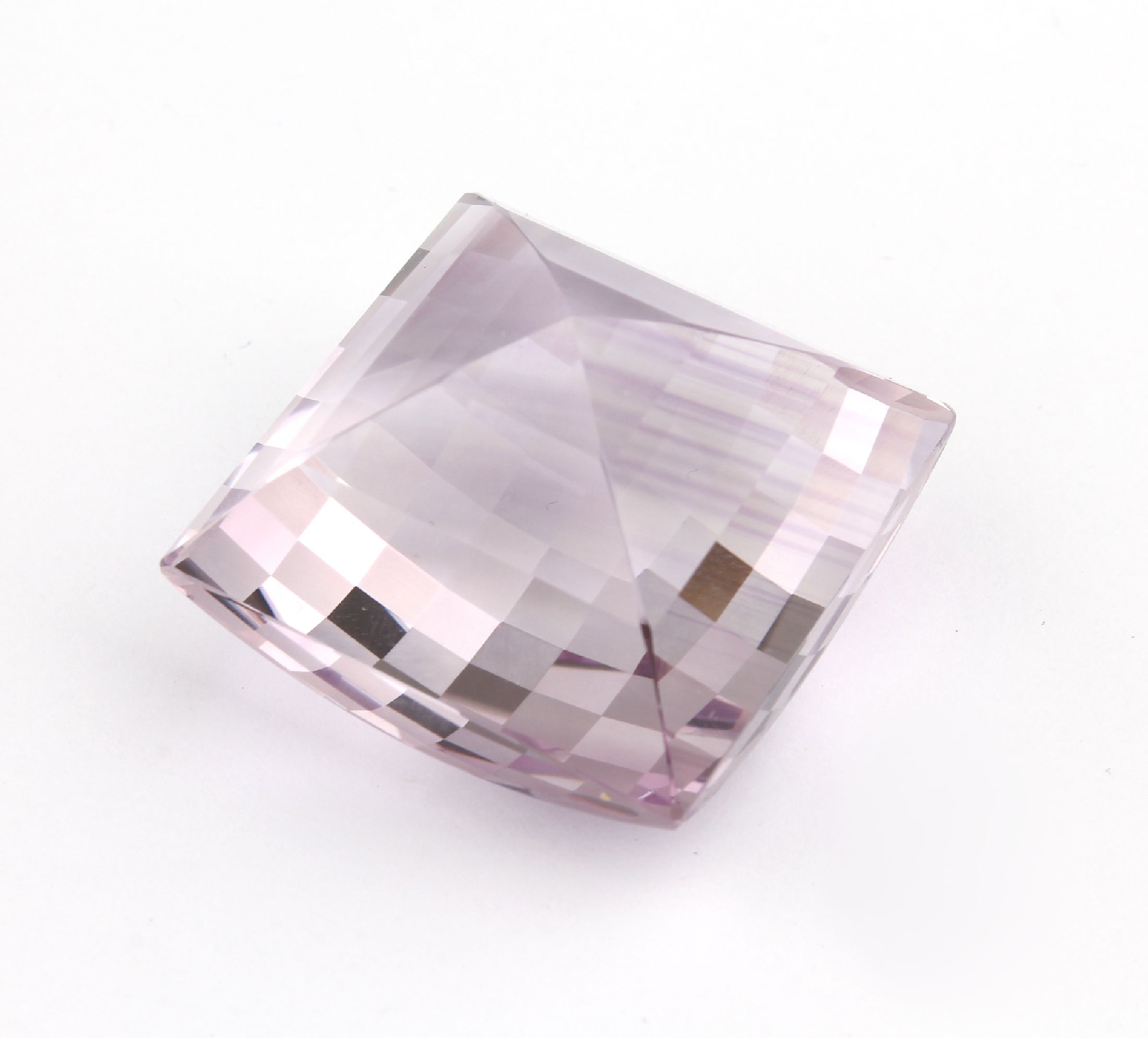 Detail a: Amethyst, orig. Schachbrett, Vorderseite 64Facetten, 32 matt., 32 pol., feine Fliederfarbe, Schmuckstein, ca. 27.8 g, ca. 139 ct, ca. 30 x 30 mm, ...