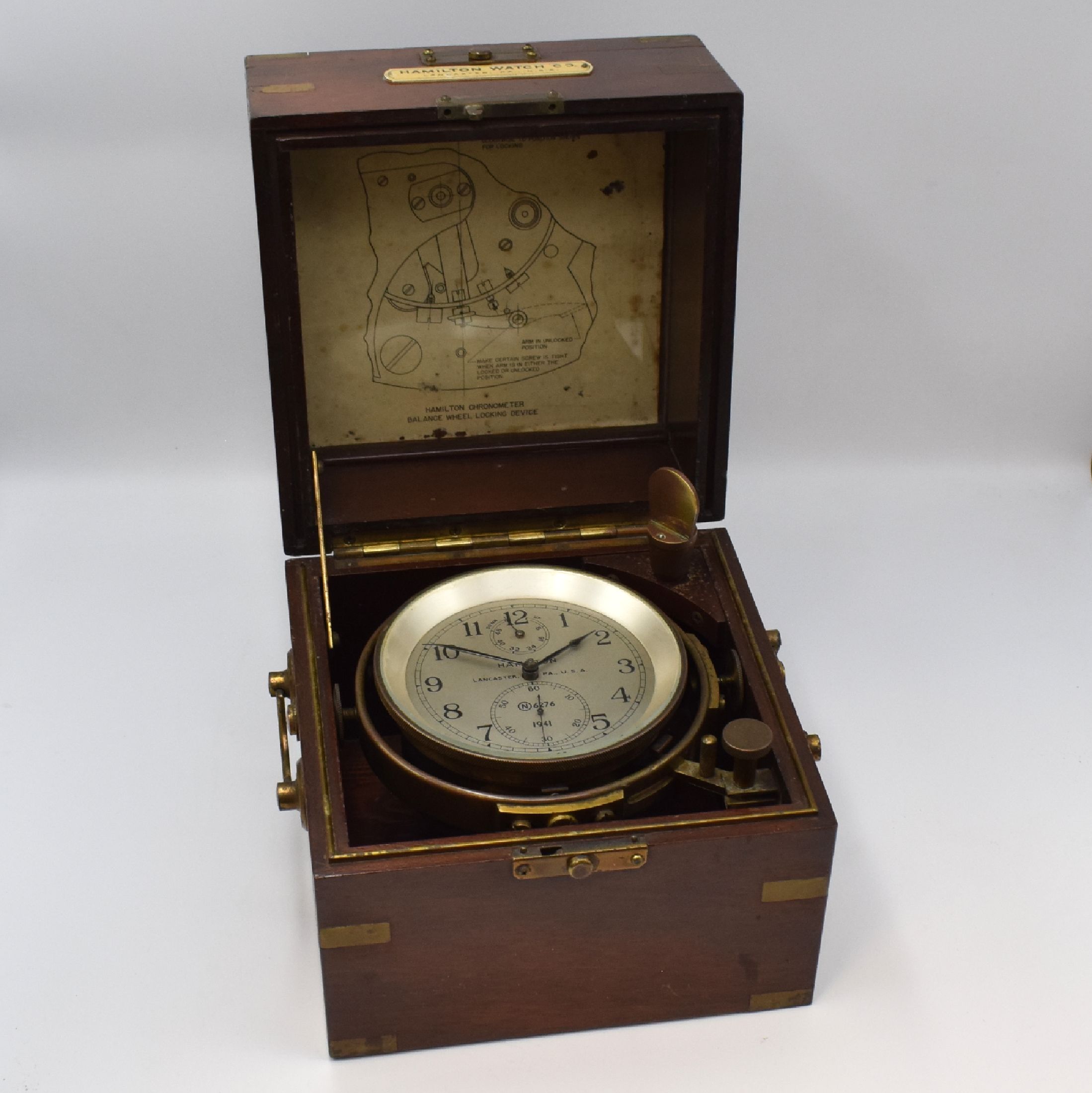 HAMILTON Modell 21 Marinechronometer mit Transportkiste, USA um 1941, zaponiertes, kardanisch aufgehängtes Messinggeh. pat., Lünette verschr., ...