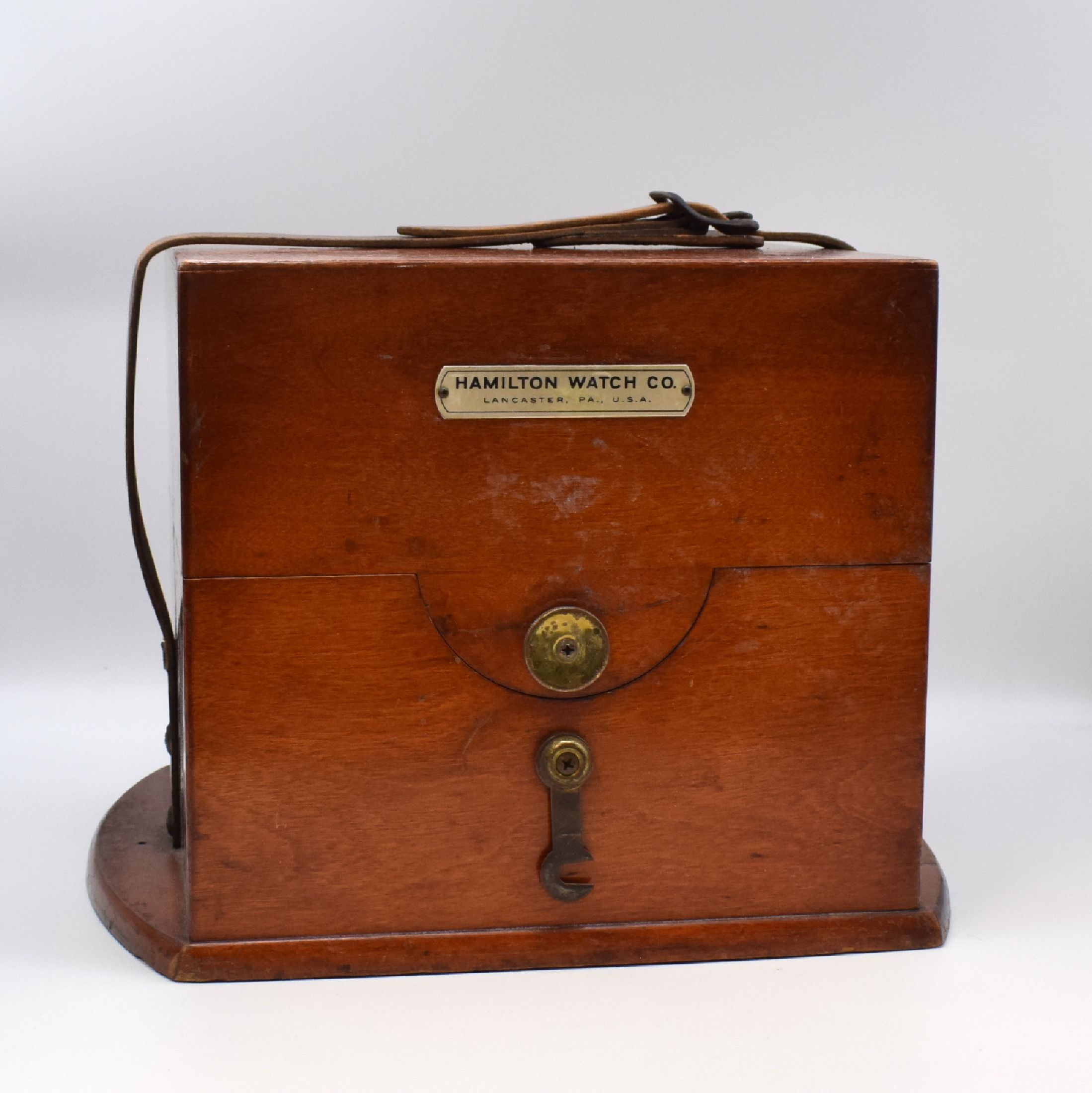 Detail a: HAMILTON Modell 21 Marinechronometer mit Transportkiste, USA um 1941, zaponiertes, kardanisch aufgehängtes Messinggeh. pat., Lünette verschr., ...