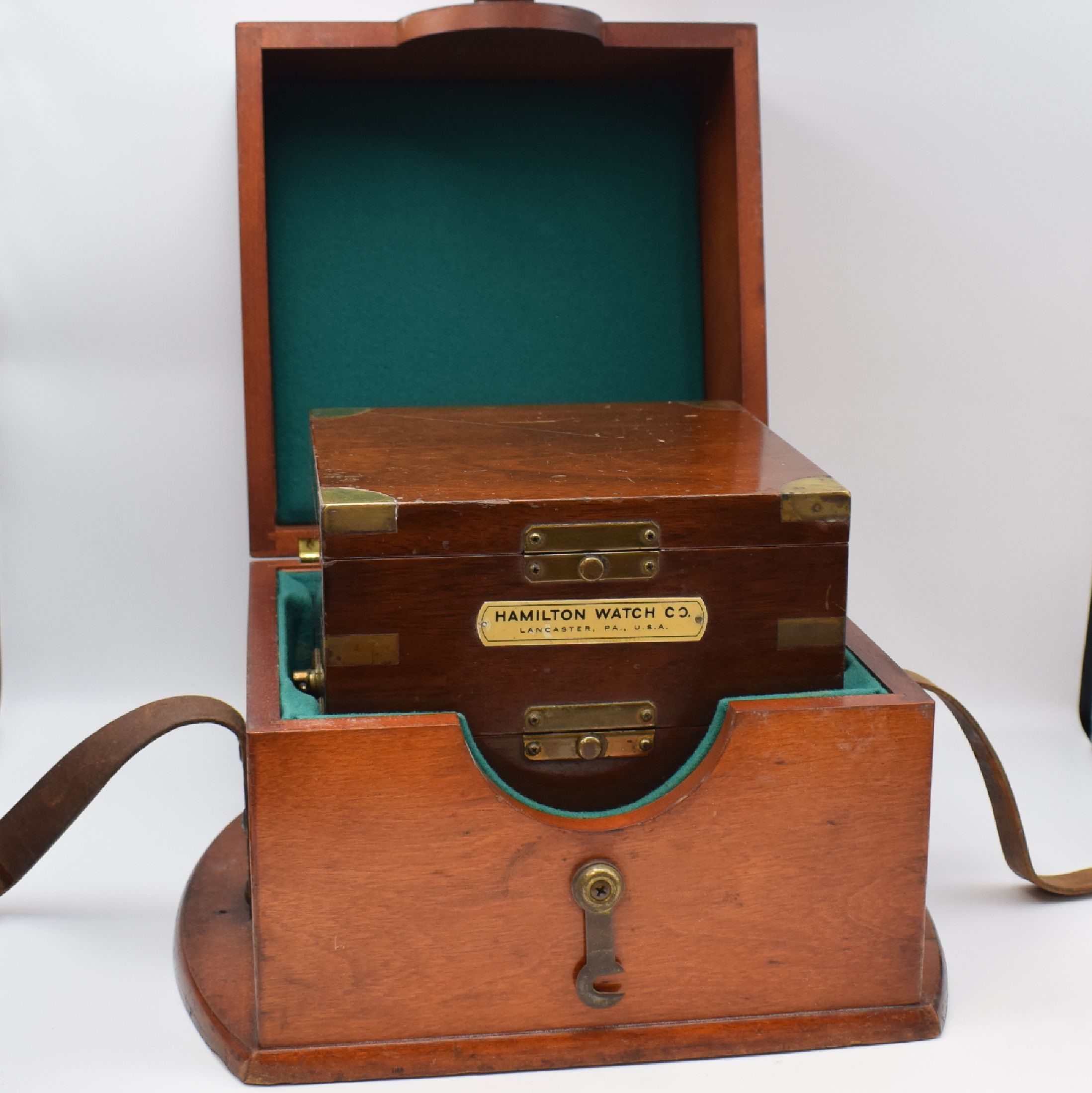 Detail b: HAMILTON Modell 21 Marinechronometer mit Transportkiste, USA um 1941, zaponiertes, kardanisch aufgehängtes Messinggeh. pat., Lünette verschr., ...