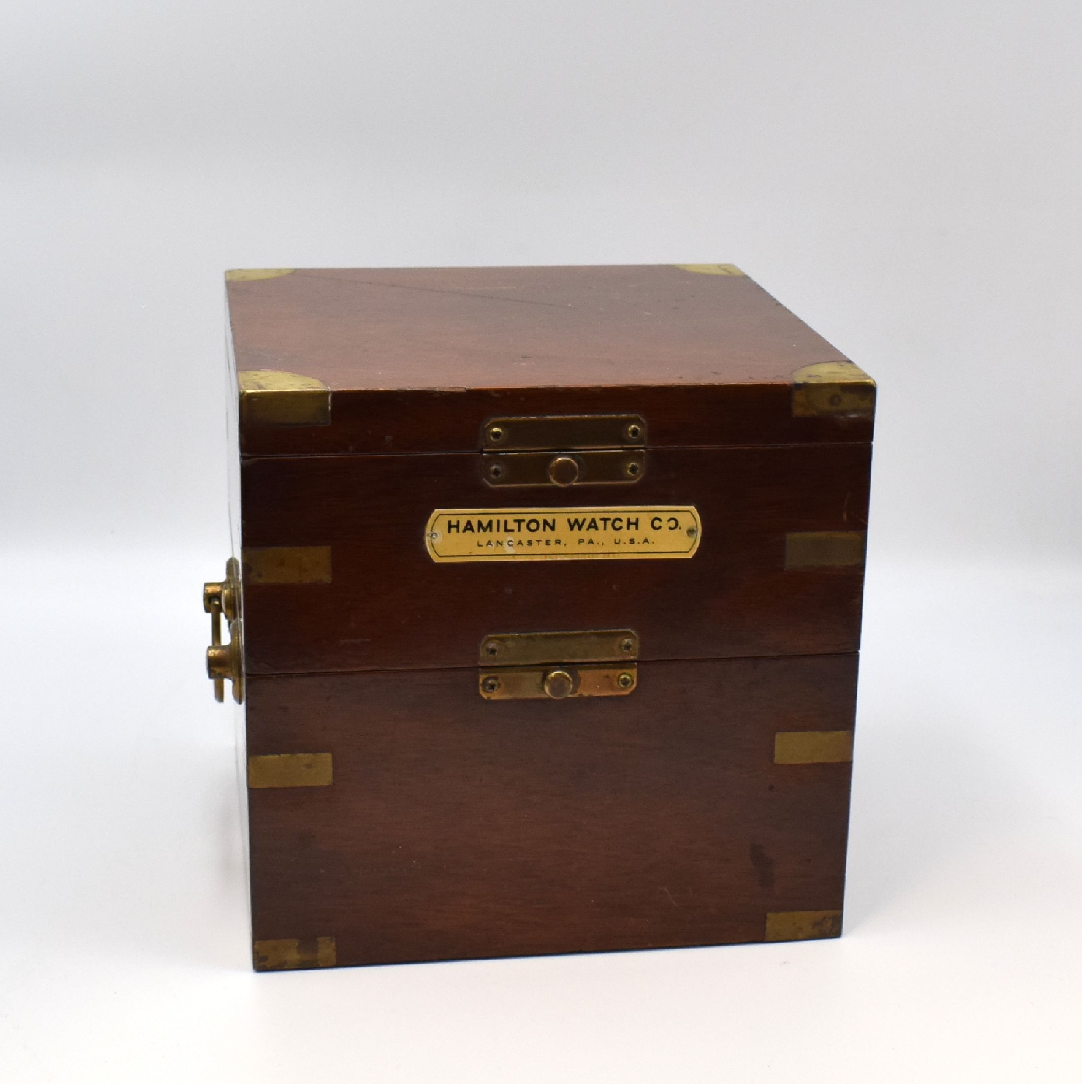 Detail c: HAMILTON Modell 21 Marinechronometer mit Transportkiste, USA um 1941, zaponiertes, kardanisch aufgehängtes Messinggeh. pat., Lünette verschr., ...