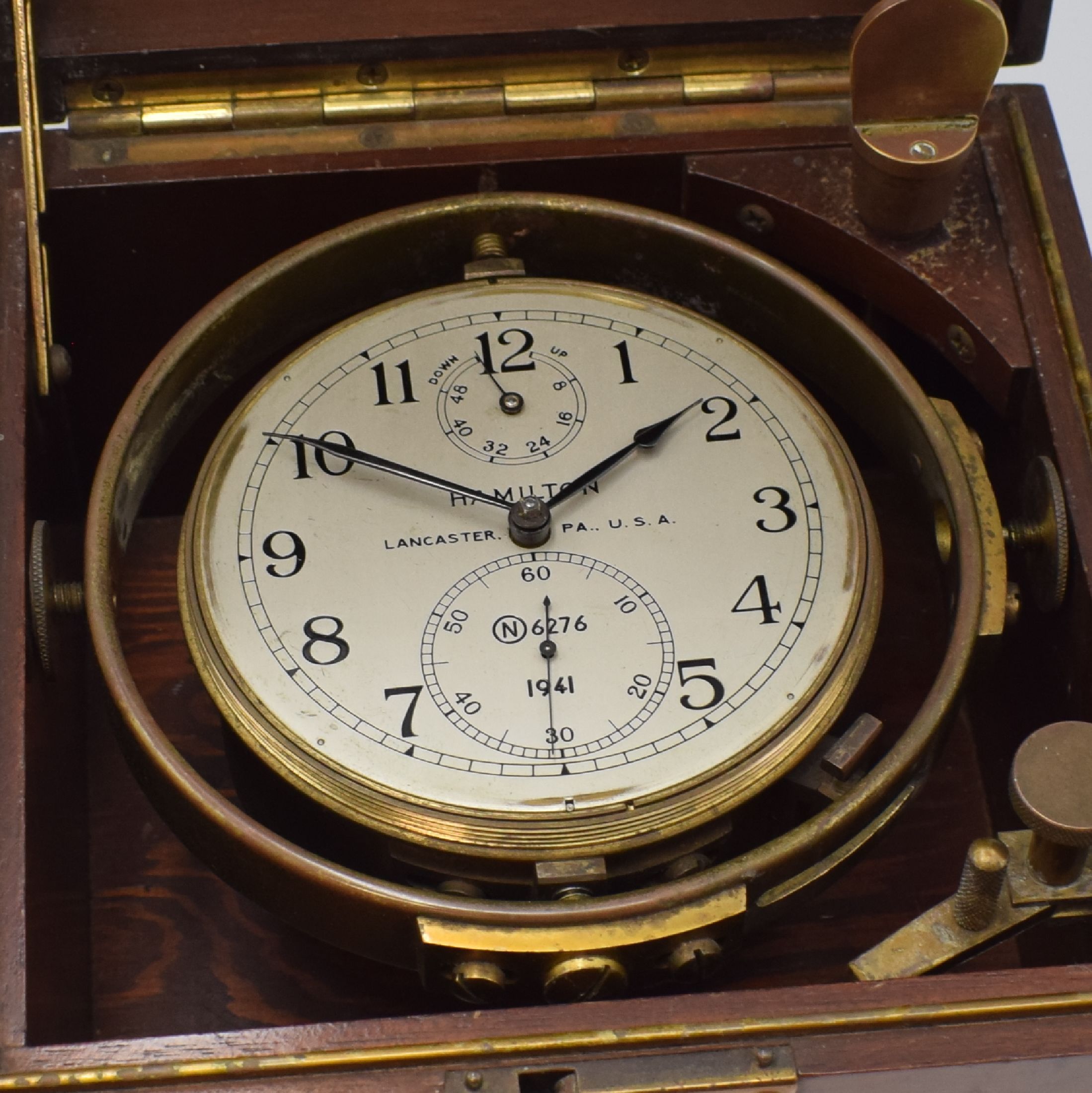 Detail f: HAMILTON Modell 21 Marinechronometer mit Transportkiste, USA um 1941, zaponiertes, kardanisch aufgehängtes Messinggeh. pat., Lünette verschr., ...