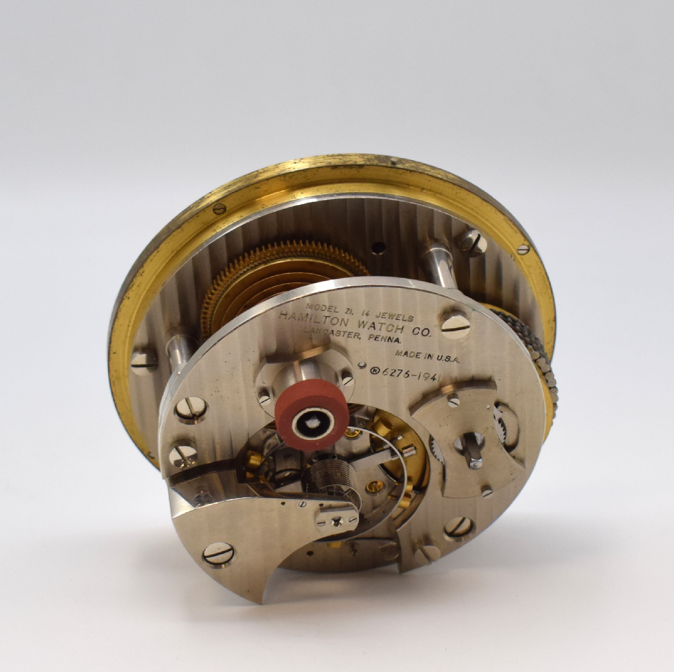 Detail g: HAMILTON Modell 21 Marinechronometer mit Transportkiste, USA um 1941, zaponiertes, kardanisch aufgehängtes Messinggeh. pat., Lünette verschr., ...