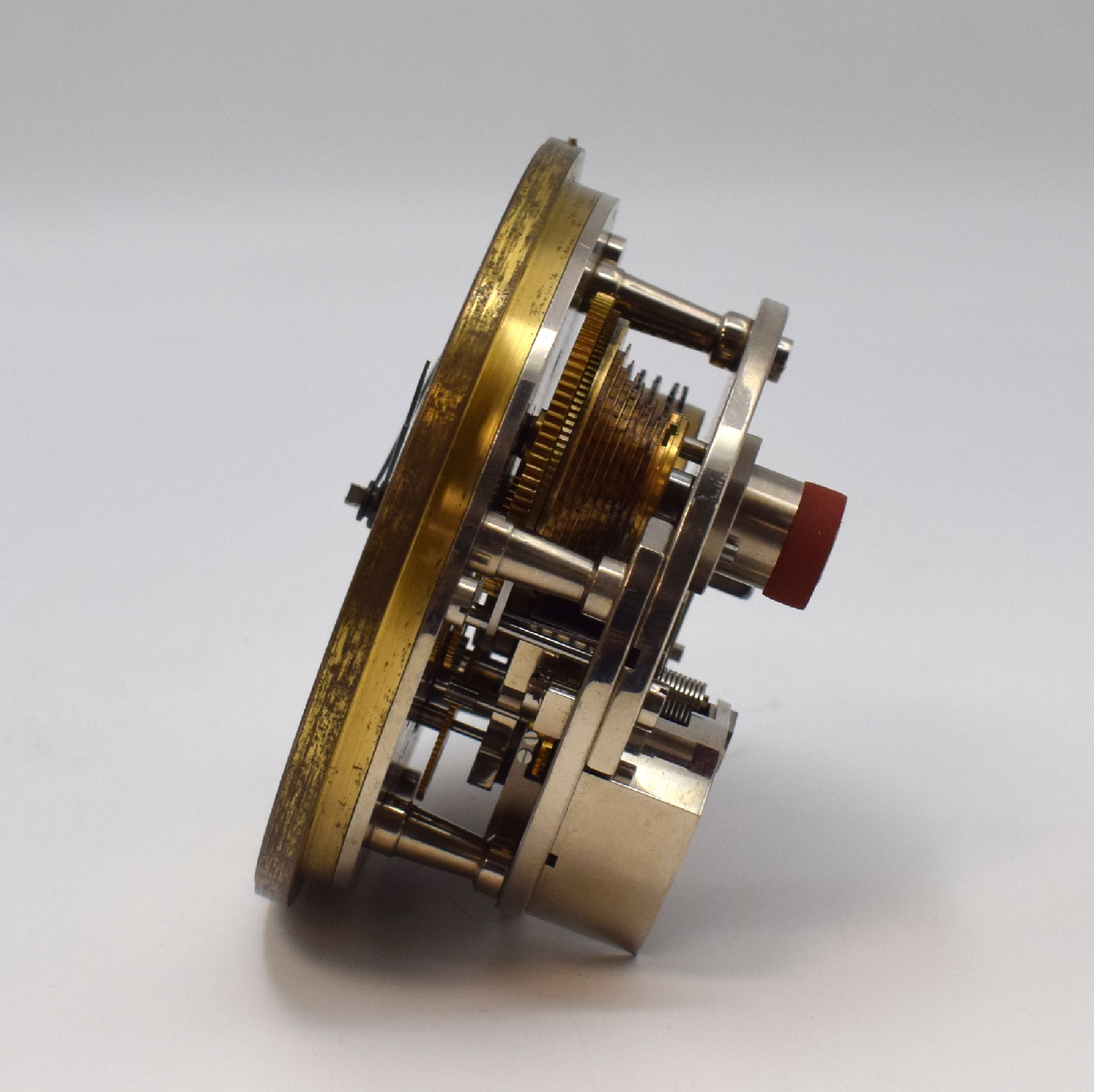 Detail h: HAMILTON Modell 21 Marinechronometer mit Transportkiste, USA um 1941, zaponiertes, kardanisch aufgehängtes Messinggeh. pat., Lünette verschr., ...
