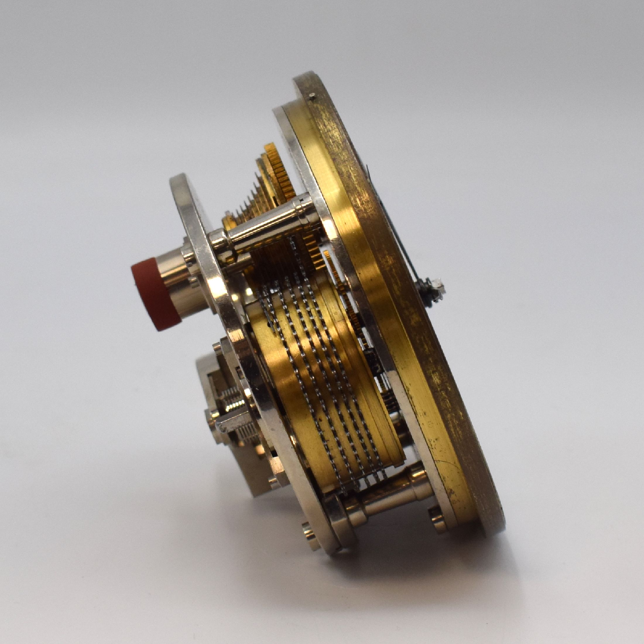 Detail i: HAMILTON Modell 21 Marinechronometer mit Transportkiste, USA um 1941, zaponiertes, kardanisch aufgehängtes Messinggeh. pat., Lünette verschr., ...