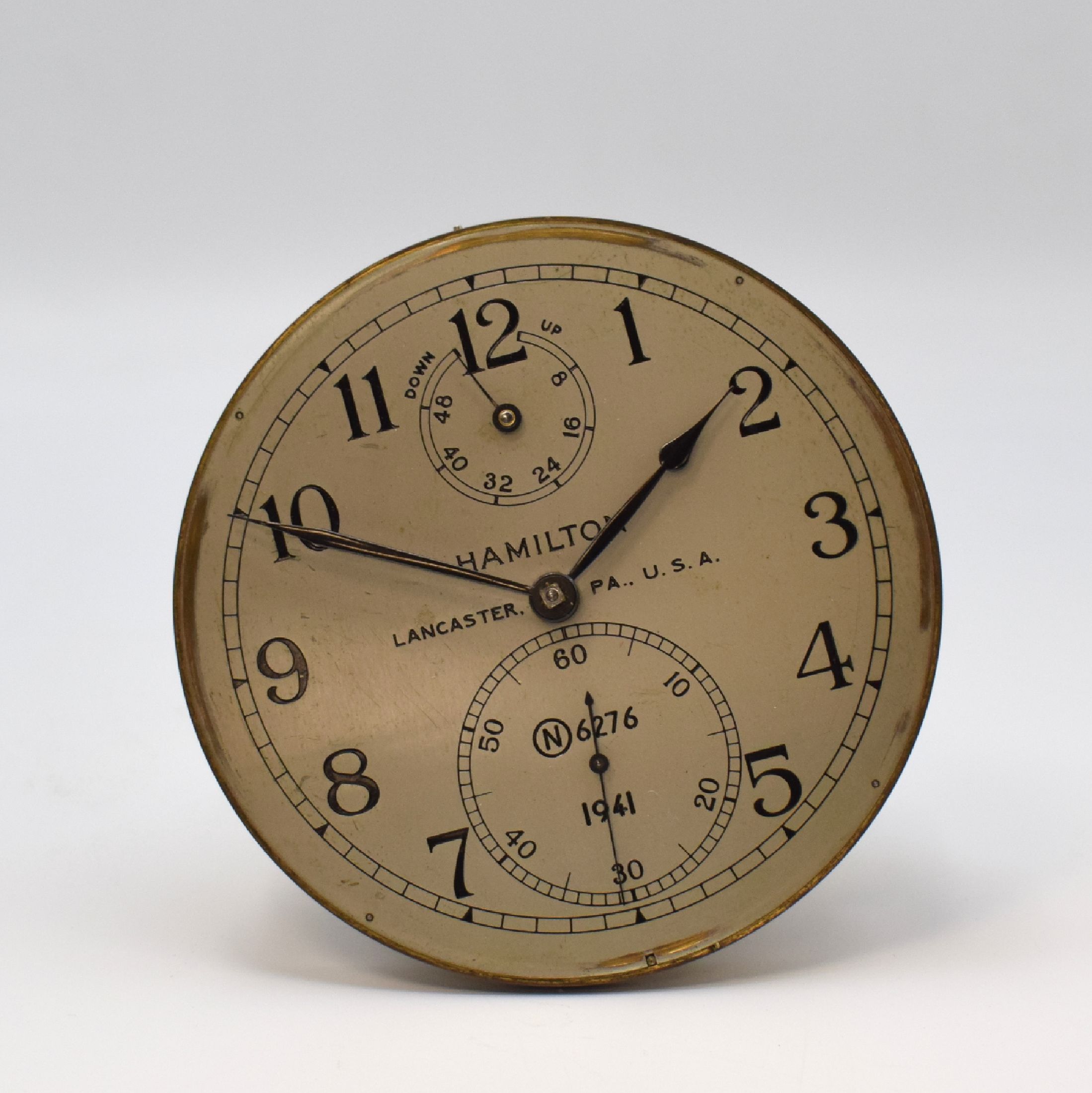 Detail j: HAMILTON Modell 21 Marinechronometer mit Transportkiste, USA um 1941, zaponiertes, kardanisch aufgehängtes Messinggeh. pat., Lünette verschr., ...