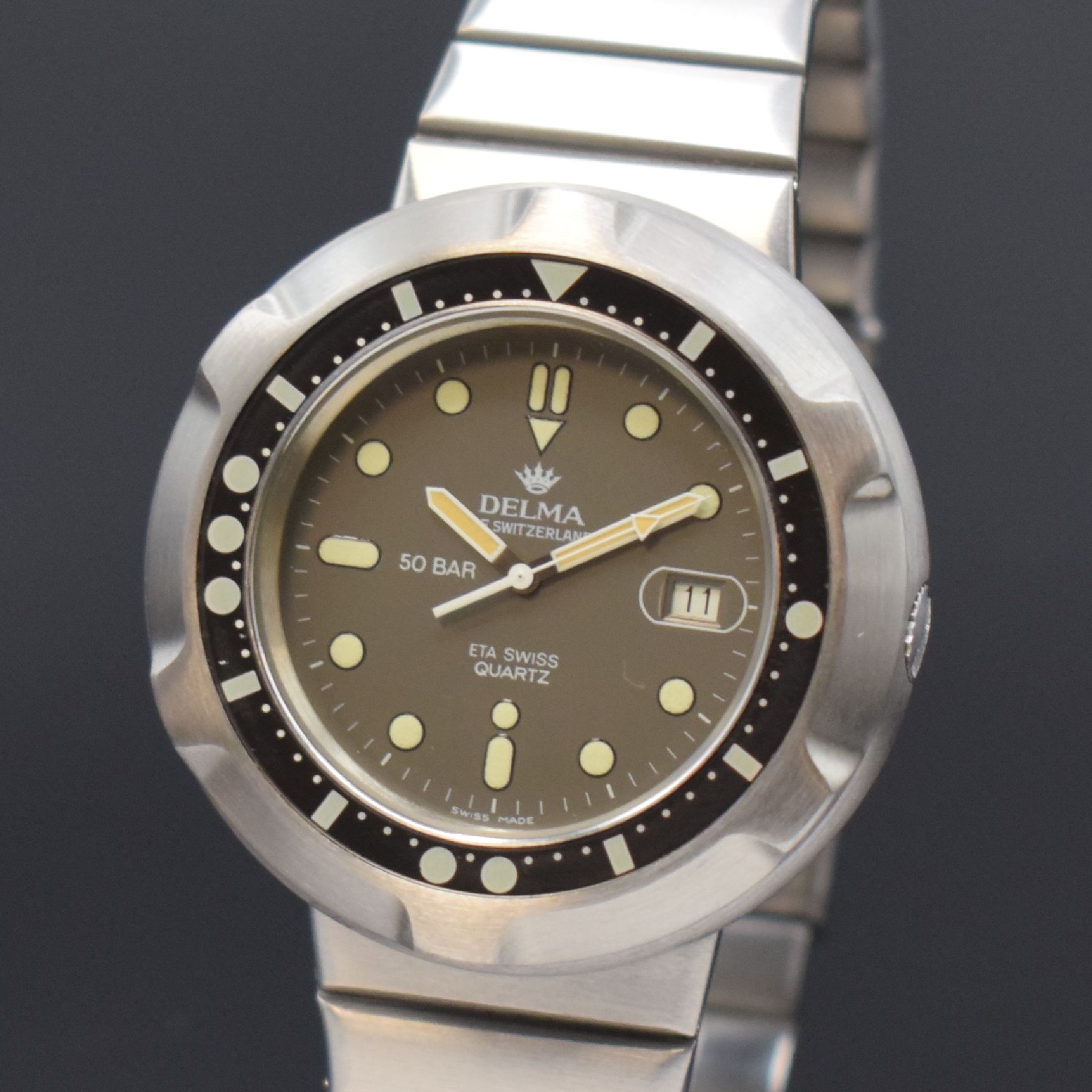 Detail a: DELMA seltene Taucherarmbanduhr in Stahl, Schweiz um 1980, quarz, 2-teil. Monocoque-Geh. m. Bajonette-Befestigung im Band integr., eins. drehb. ...
