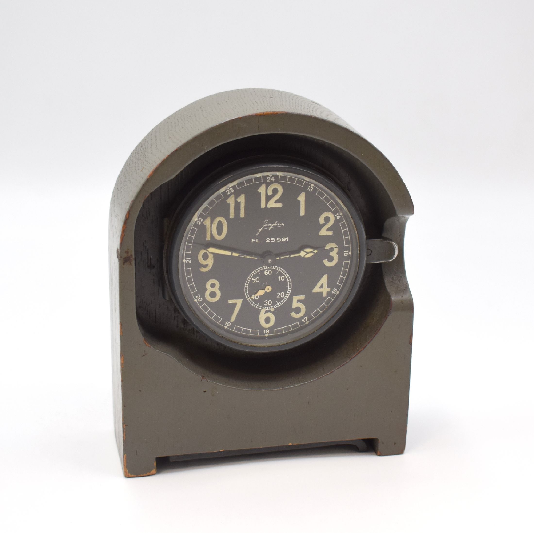 JUNGHANS FL 25591 Dienstuhr der deutschen Luftwaffe, Deutschland 1938, Handaufzug, grau lackiertes Holzgehäuse m. integr. Uhr, schwarzes Zifferbl. ...