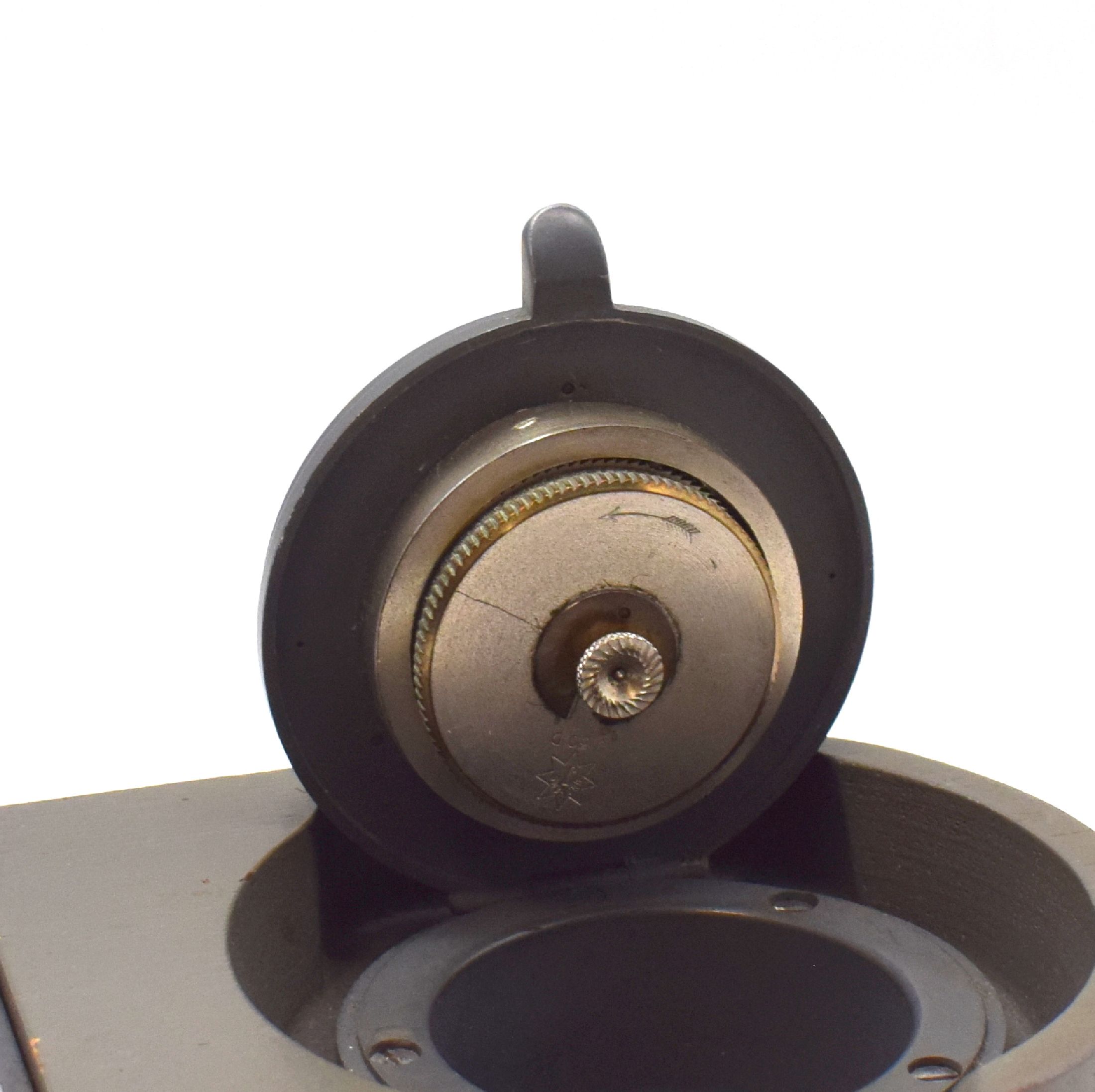 Detail e: JUNGHANS FL 25591 Dienstuhr der deutschen Luftwaffe, Deutschland 1938, Handaufzug, grau lackiertes Holzgehäuse m. integr. Uhr, schwarzes Zifferbl. ...