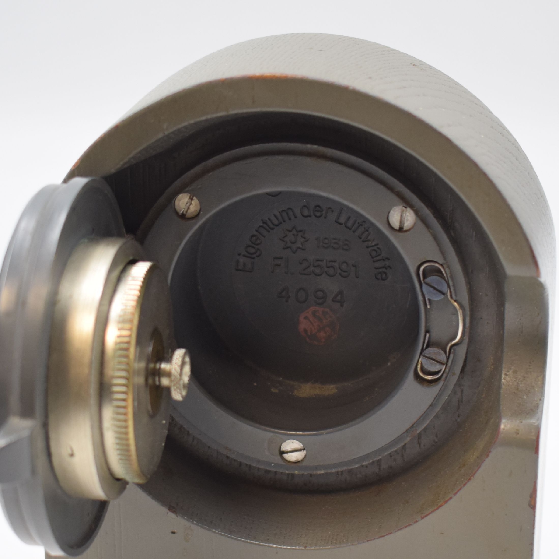 Detail f: JUNGHANS FL 25591 Dienstuhr der deutschen Luftwaffe, Deutschland 1938, Handaufzug, grau lackiertes Holzgehäuse m. integr. Uhr, schwarzes Zifferbl. ...