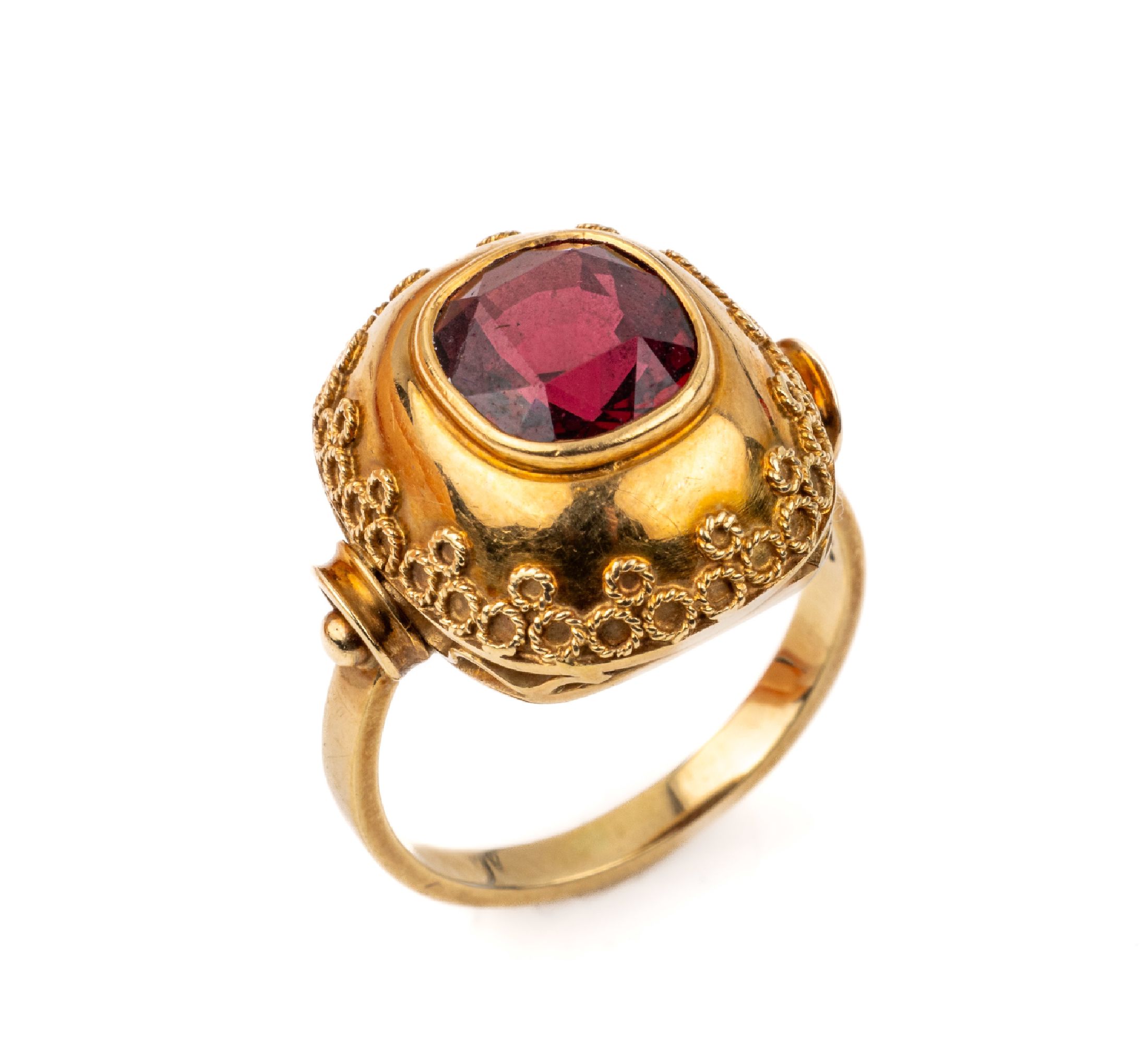14 kt Gold Ring, deutsch 1930/40er Jahre, GG 585/000, ovalfacett. Synthese, aufwändige Goldschmiedearbeit mit aufgelötetem Kordeldraht in ...