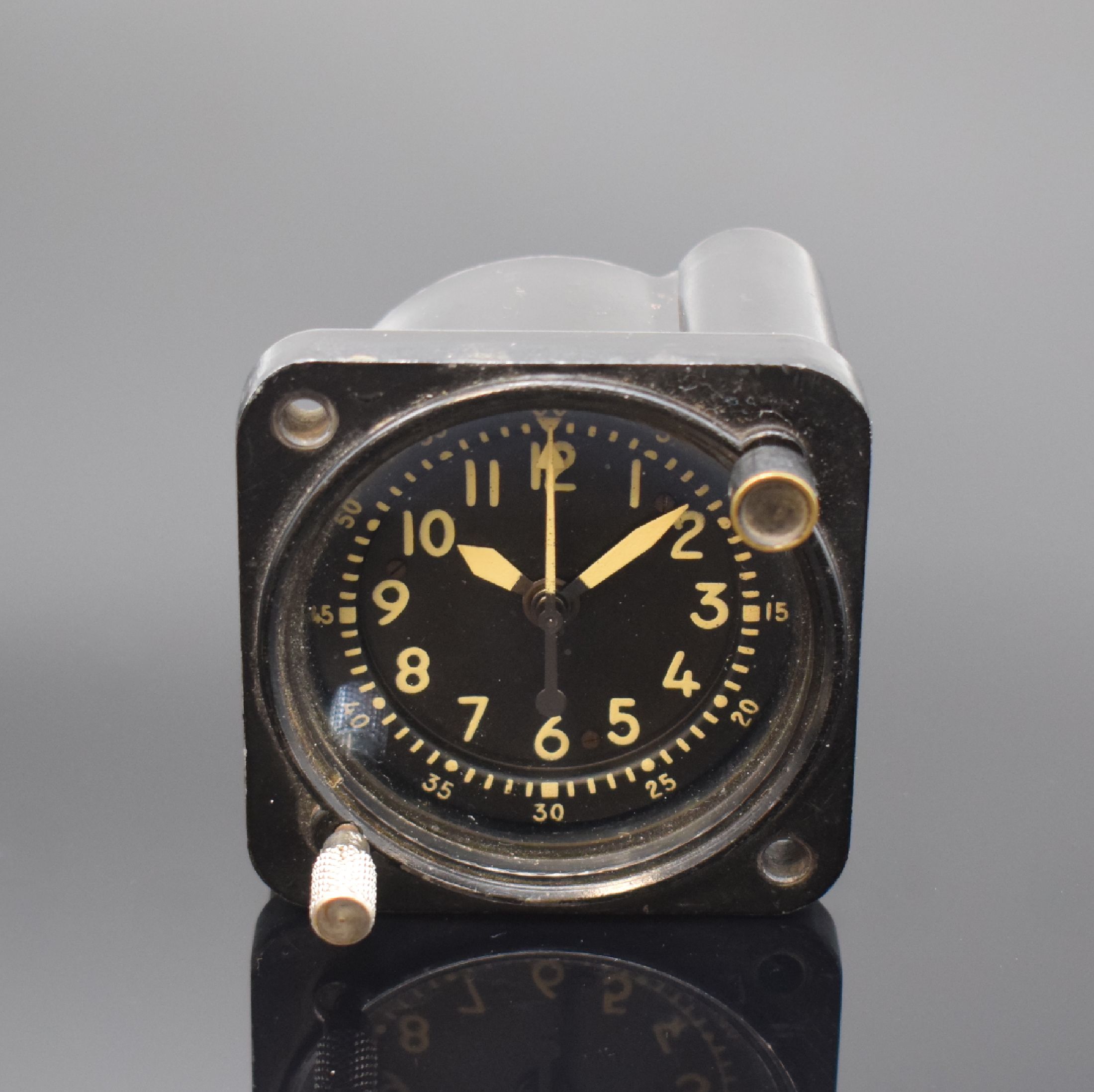 WALTHAM militärische Flugzeug-Borduhr mit Chronograph Referenz MIL-C-6499D, USA um 1940, Bakelit-Geh., schwarzes Zifferbl. m. Leuchtind., ...