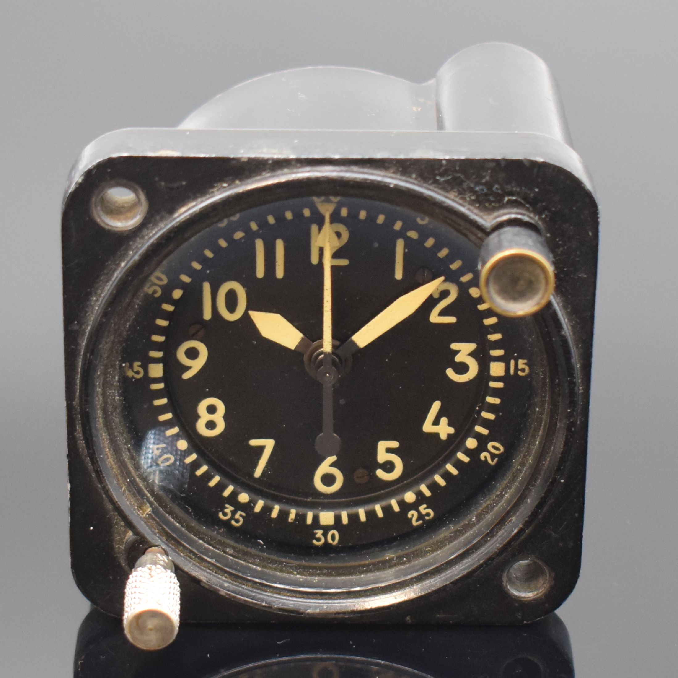 Detail a: WALTHAM militärische Flugzeug-Borduhr mit Chronograph Referenz MIL-C-6499D, USA um 1940, Bakelit-Geh., schwarzes Zifferbl. m. Leuchtind., ...
