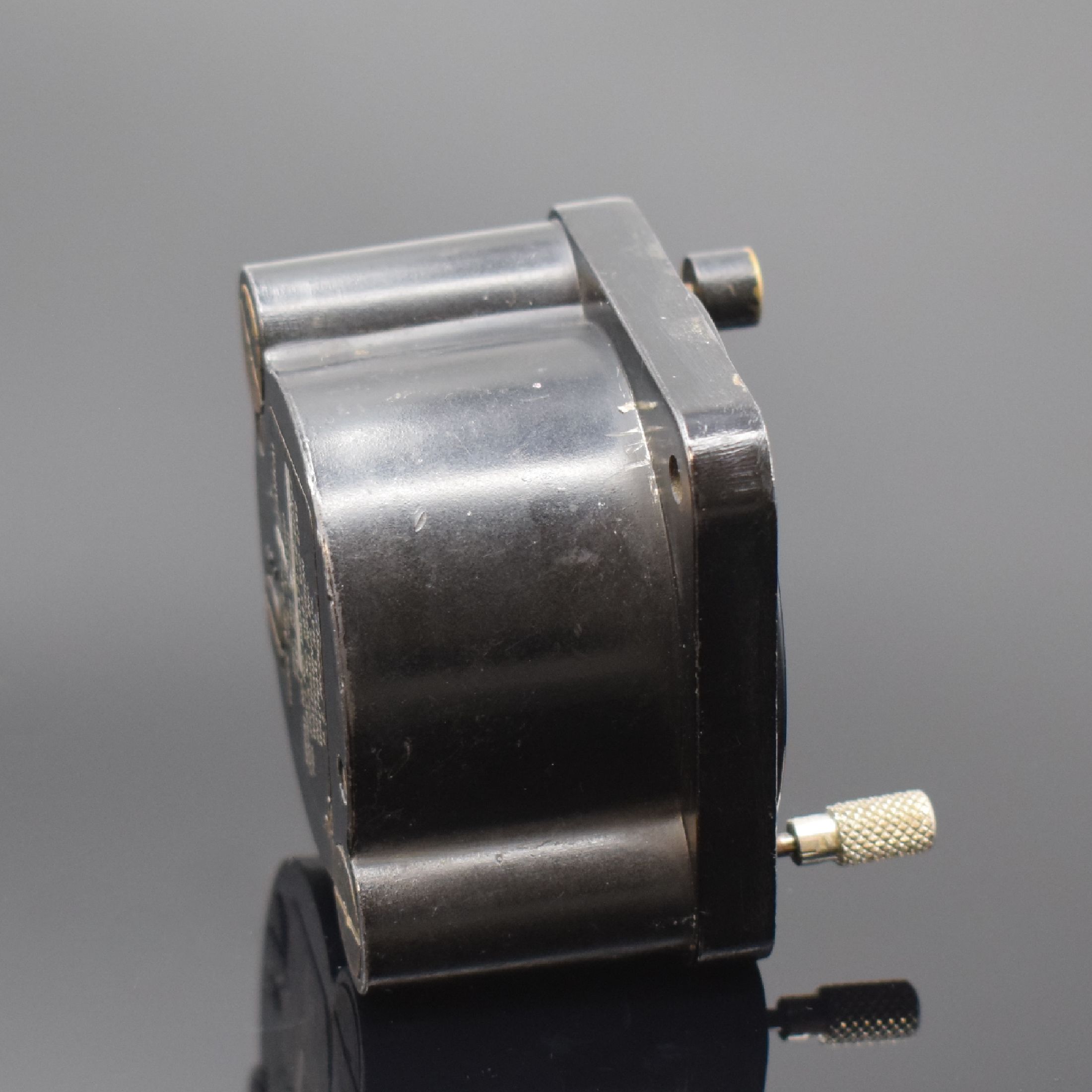 Detail b: WALTHAM militärische Flugzeug-Borduhr mit Chronograph Referenz MIL-C-6499D, USA um 1940, Bakelit-Geh., schwarzes Zifferbl. m. Leuchtind., ...