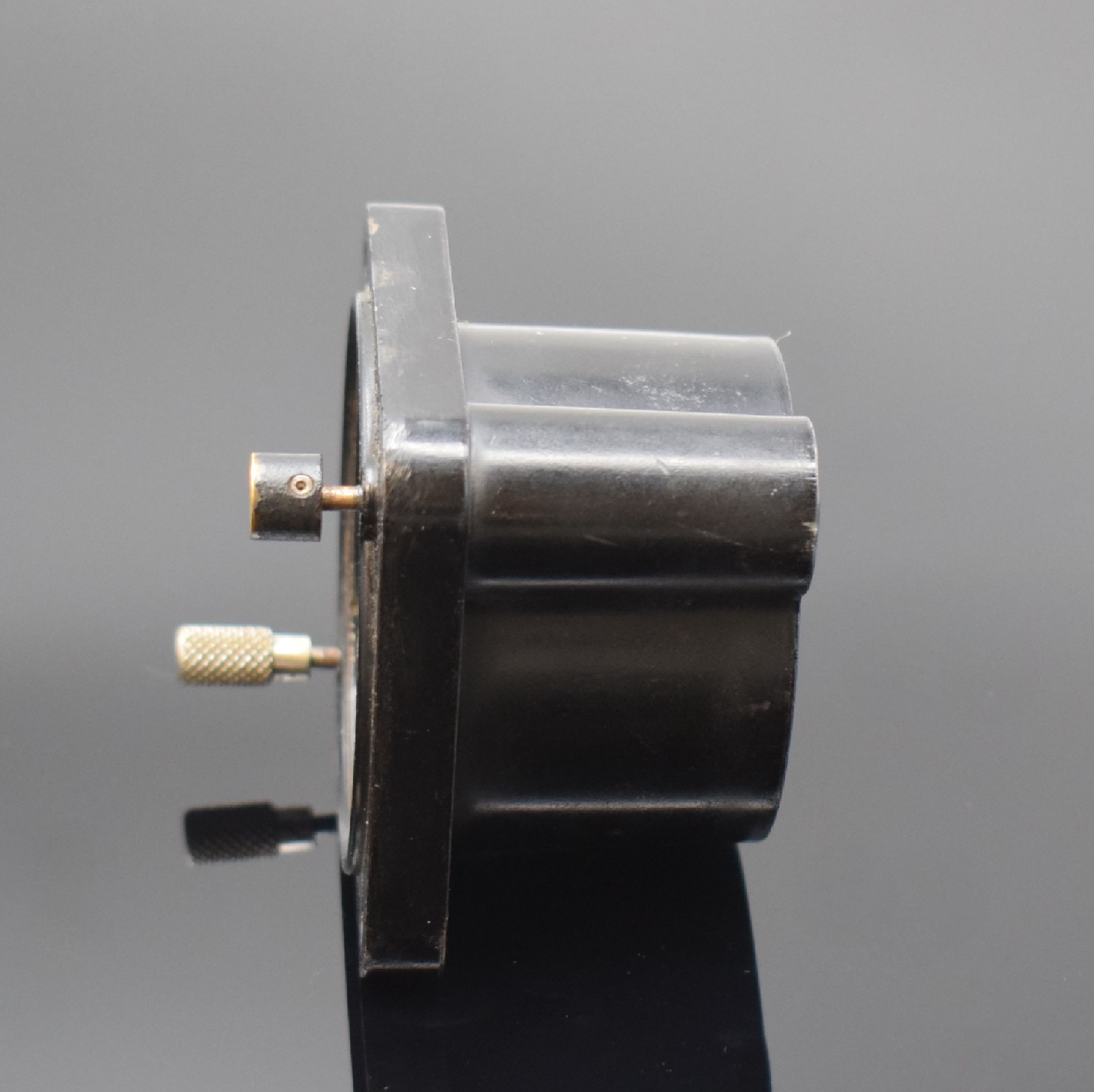 Detail d: WALTHAM militärische Flugzeug-Borduhr mit Chronograph Referenz MIL-C-6499D, USA um 1940, Bakelit-Geh., schwarzes Zifferbl. m. Leuchtind., ...