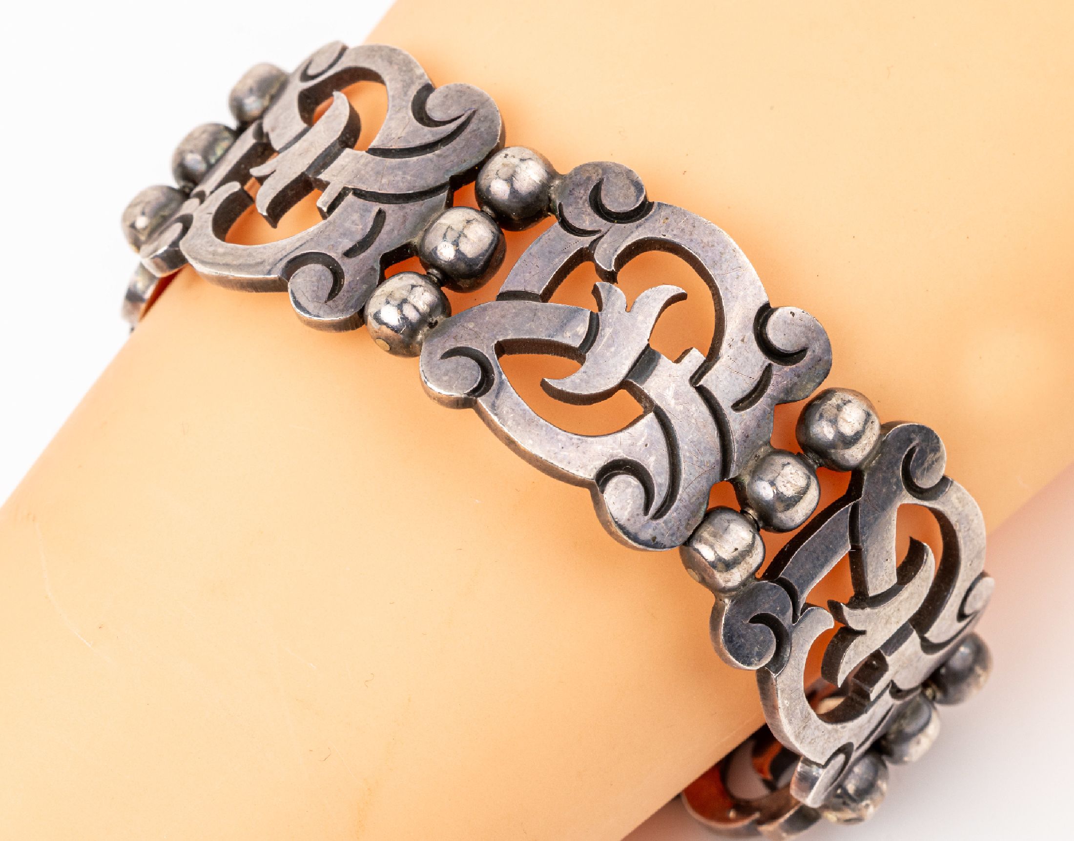 Armband TAXCO/Mexiko, 925er Silber, 6 abstrakt florale Glieder, leicht gewölbt, L ca. 17 cm, B ca. 2 cm, Kastenschloß mit Sicherheitsacht