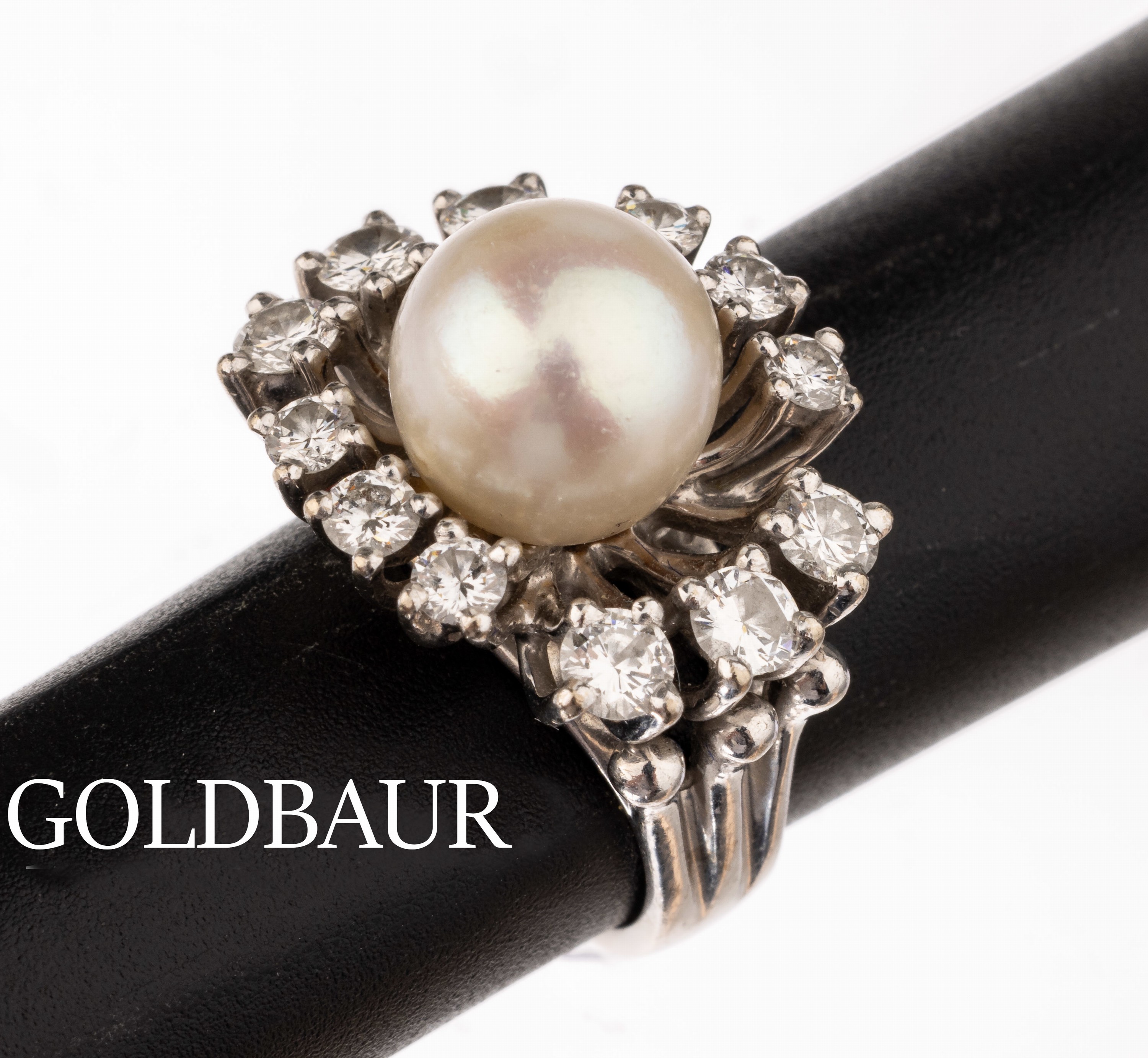18 kt Gold GOLDBAUR Brillant-Zuchtperl-Ring, WG 750/000, 1 cremefarb. Zuchtperle, D. ca.9.6 mm, l. barock, 12 Brillanten zus. ca. 1.54 ct ...
