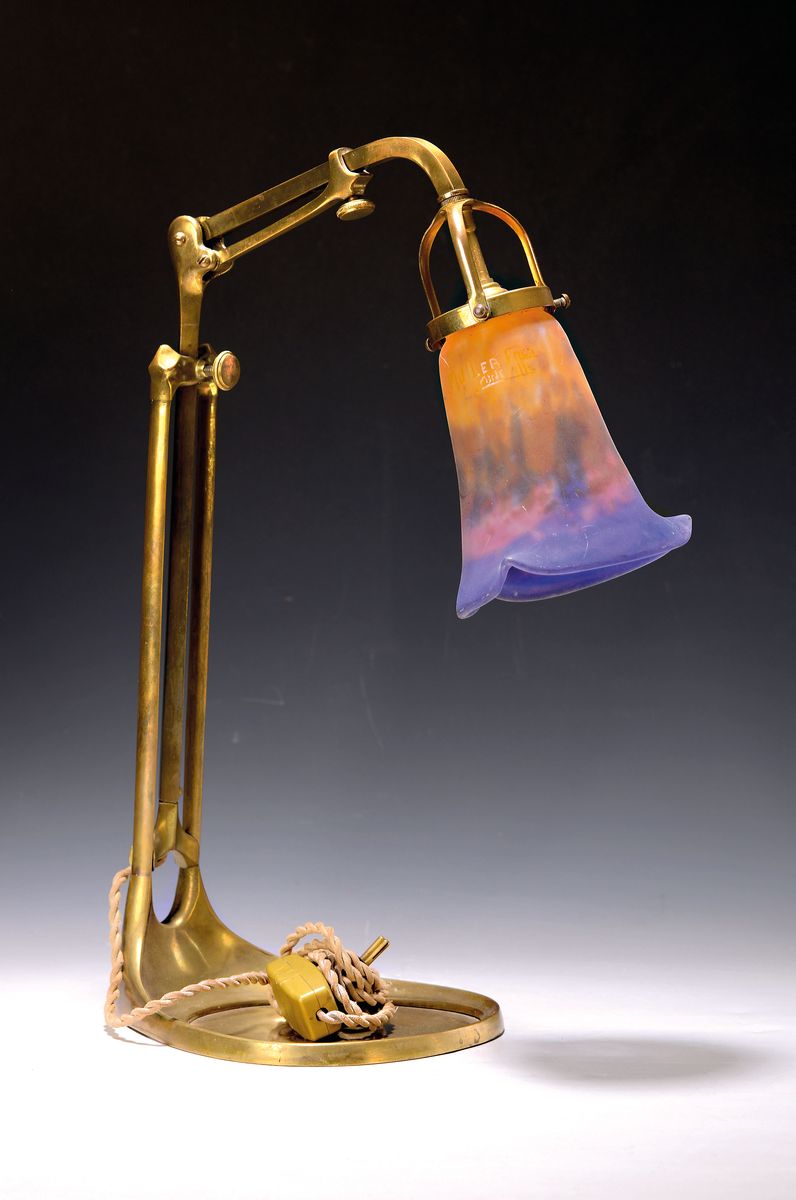 Tischlampe, Frankreich, um 1910/30, Muller Fres-Schirm 20/30er Jahre, Jugendstilfuss aus Messing, mehrfach verstellbar, H. 46 cm, Gebr.-spuren, ...