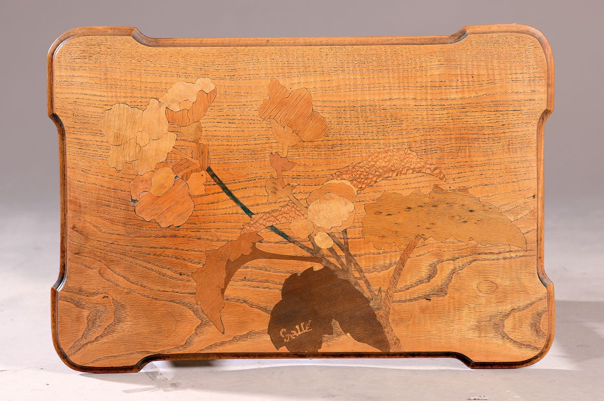 Detail a: Beistelltisch, Emile Gallé, um 1900, Platte mit Rüsterfurnier, Mahagoni, Nussbaum, Obsthölzern u.a. eingelegt, z.T. Buche und Nussbaum massiv, ...