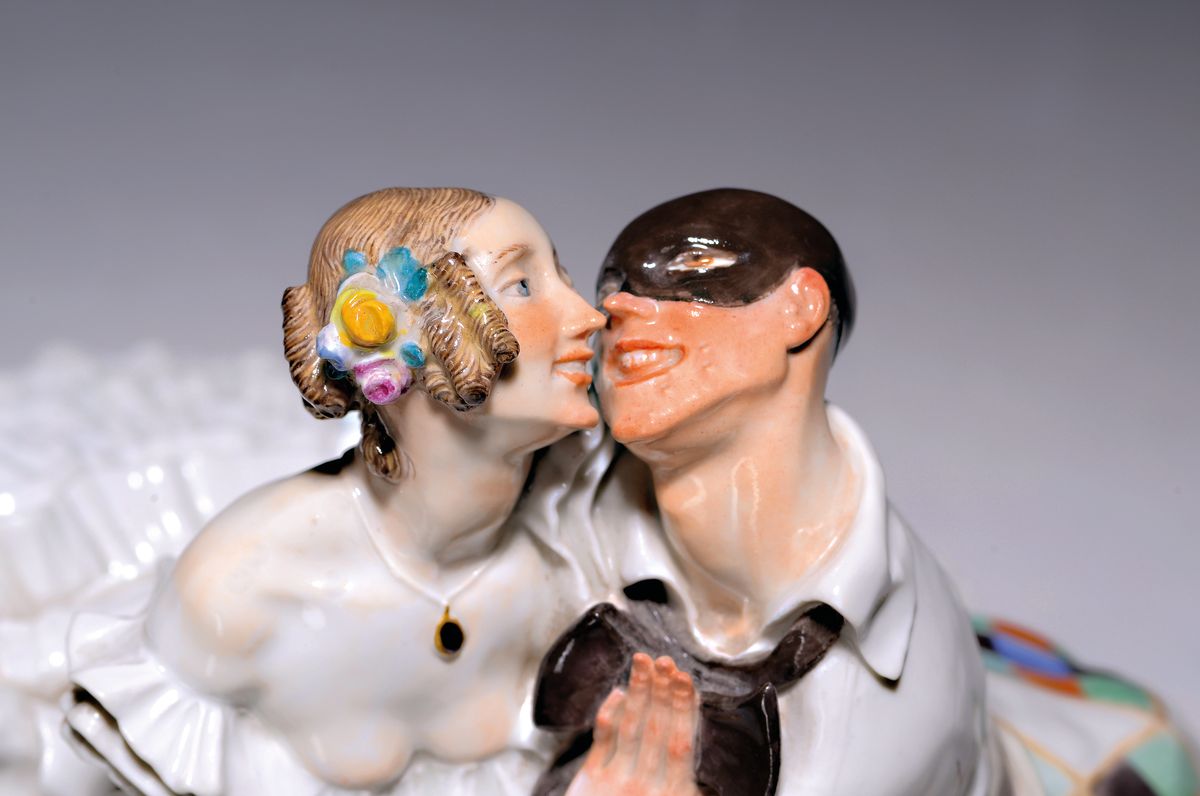 Detail c: Porzellangruppe, Meissen, 20/30er Jahre, Entwurf Paul Scheurich von 1913, Ausformung 20/30er Jahre, Harlekin und Kolumbine aus dem Russischen ...