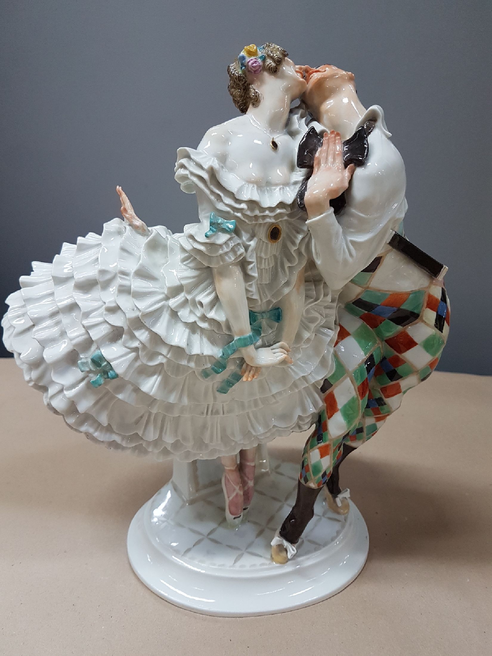 Detail e: Porzellangruppe, Meissen, 20/30er Jahre, Entwurf Paul Scheurich von 1913, Ausformung 20/30er Jahre, Harlekin und Kolumbine aus dem Russischen ...