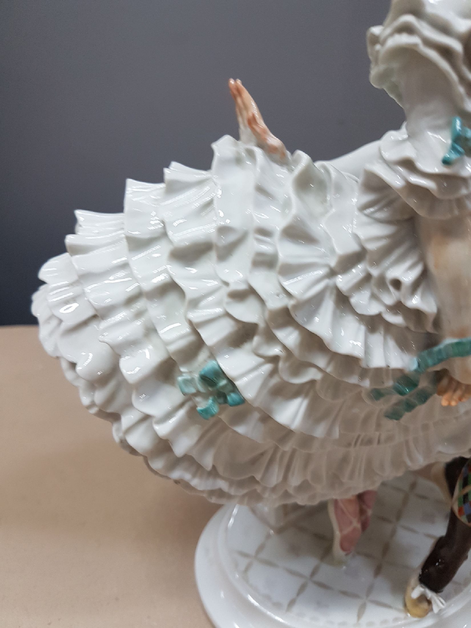 Detail f: Porzellangruppe, Meissen, 20/30er Jahre, Entwurf Paul Scheurich von 1913, Ausformung 20/30er Jahre, Harlekin und Kolumbine aus dem Russischen ...