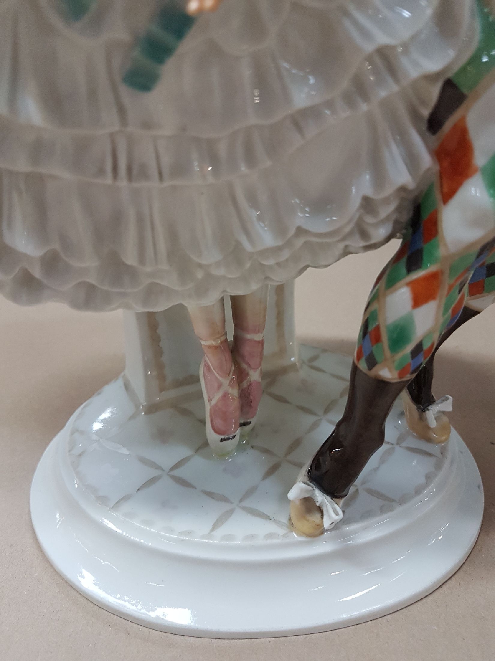 Detail g: Porzellangruppe, Meissen, 20/30er Jahre, Entwurf Paul Scheurich von 1913, Ausformung 20/30er Jahre, Harlekin und Kolumbine aus dem Russischen ...