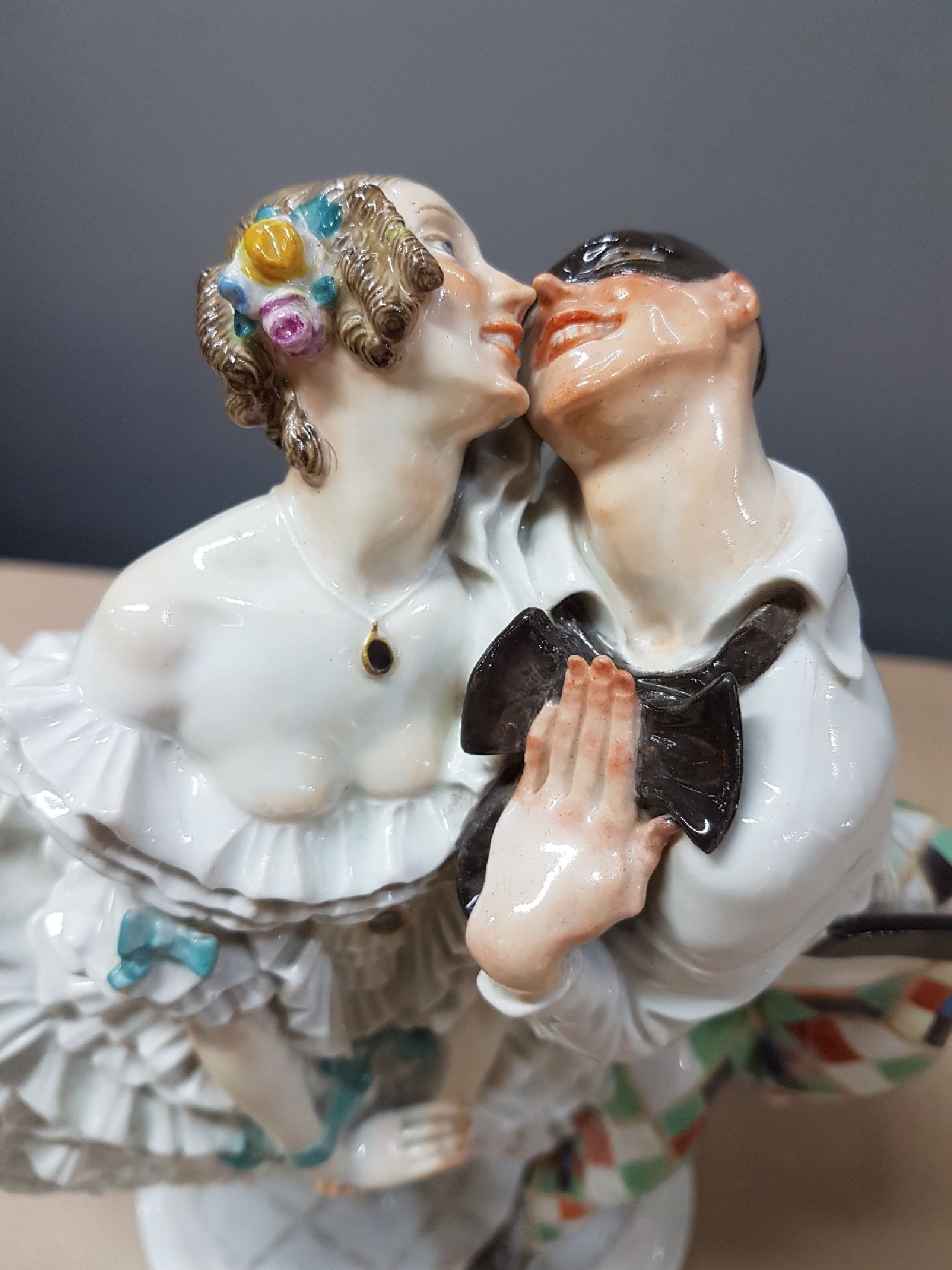 Detail h: Porzellangruppe, Meissen, 20/30er Jahre, Entwurf Paul Scheurich von 1913, Ausformung 20/30er Jahre, Harlekin und Kolumbine aus dem Russischen ...