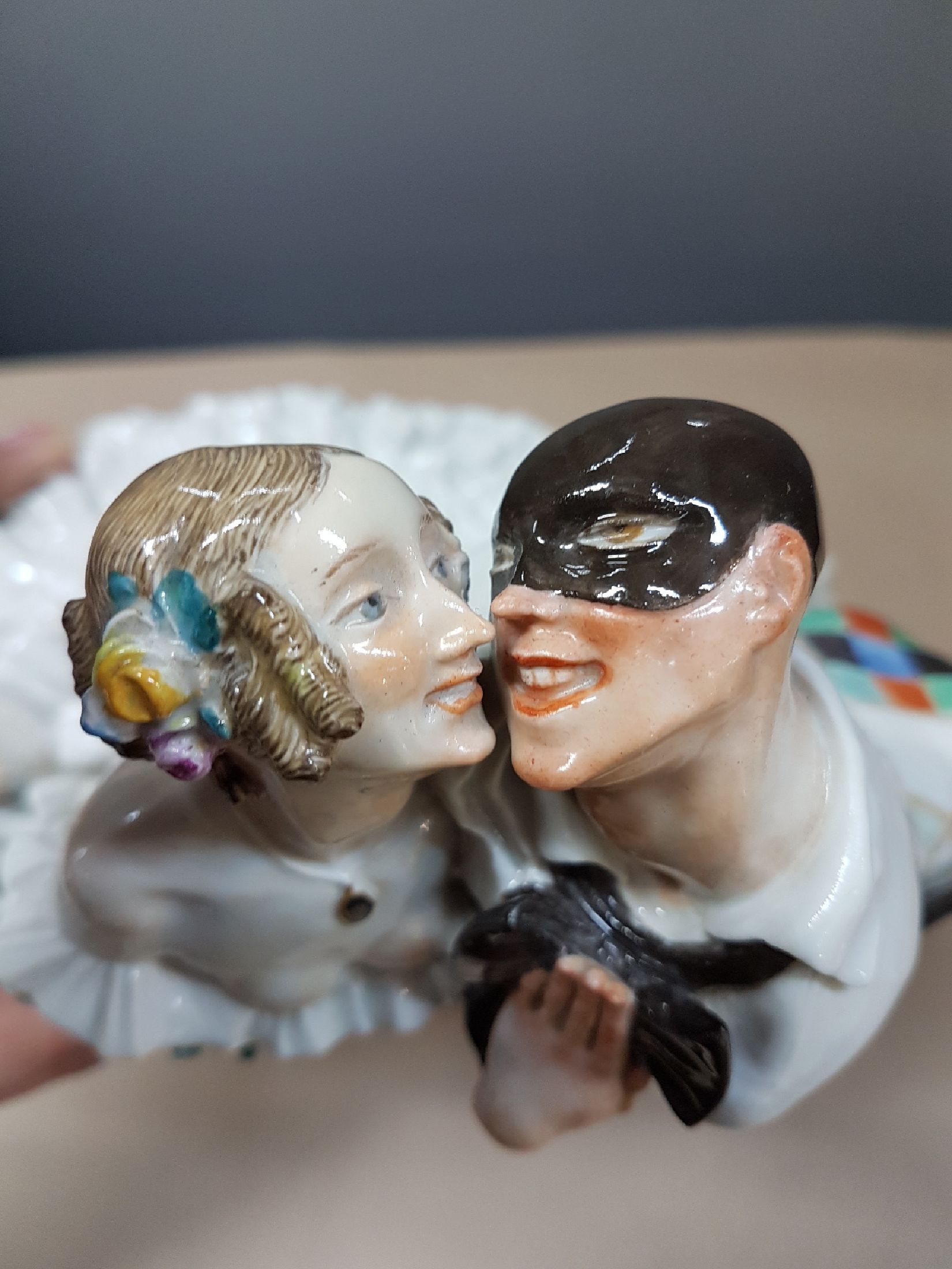 Detail i: Porzellangruppe, Meissen, 20/30er Jahre, Entwurf Paul Scheurich von 1913, Ausformung 20/30er Jahre, Harlekin und Kolumbine aus dem Russischen ...
